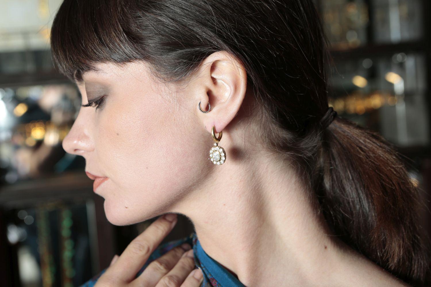 Artisan Boucles d'oreilles en goutte en or 18 carats avec diamants taille rose en vente