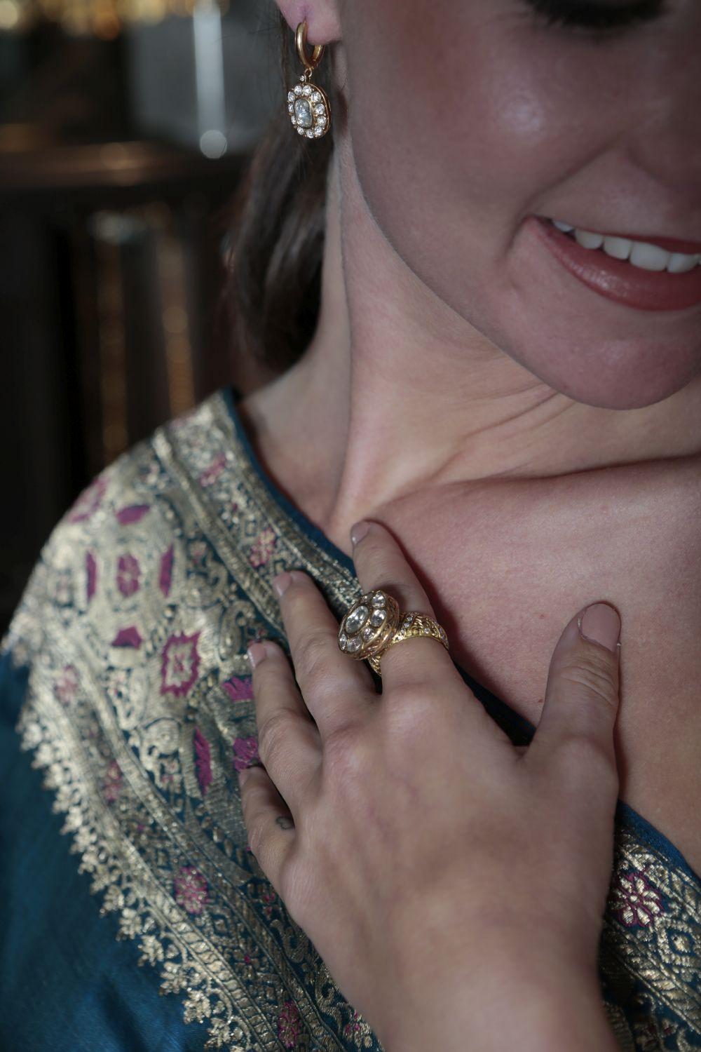 18 Karat Gold Rosenschliff Diamant-Tropfen-Ohrringe mit Schleife im Zustand „Neu“ im Angebot in London, W1U 2JG