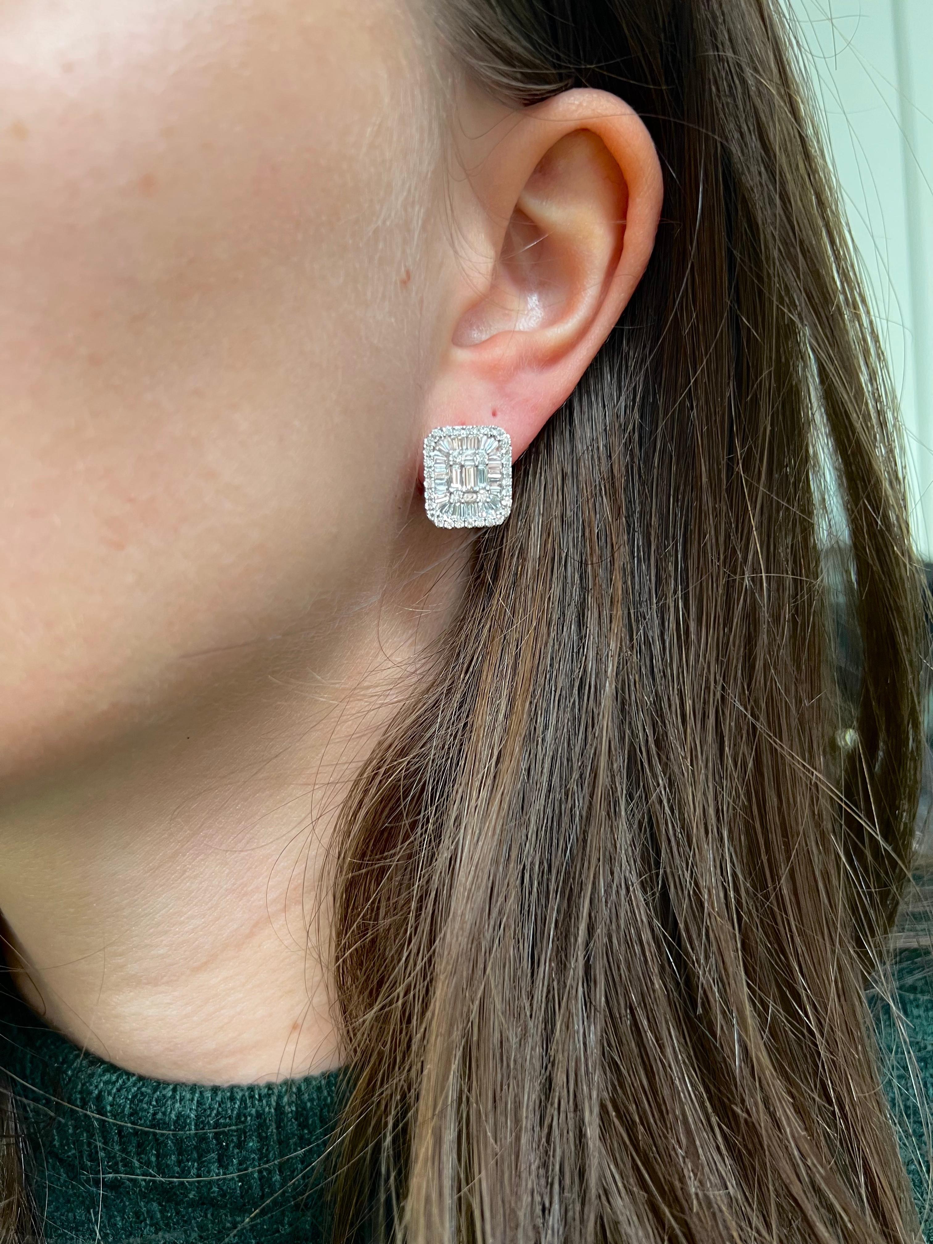 18KT Gold Baguette Natural Diamond Illusion Cluster Modern Huggie Stud Earring In New Condition For Sale In Antwerpen, BE