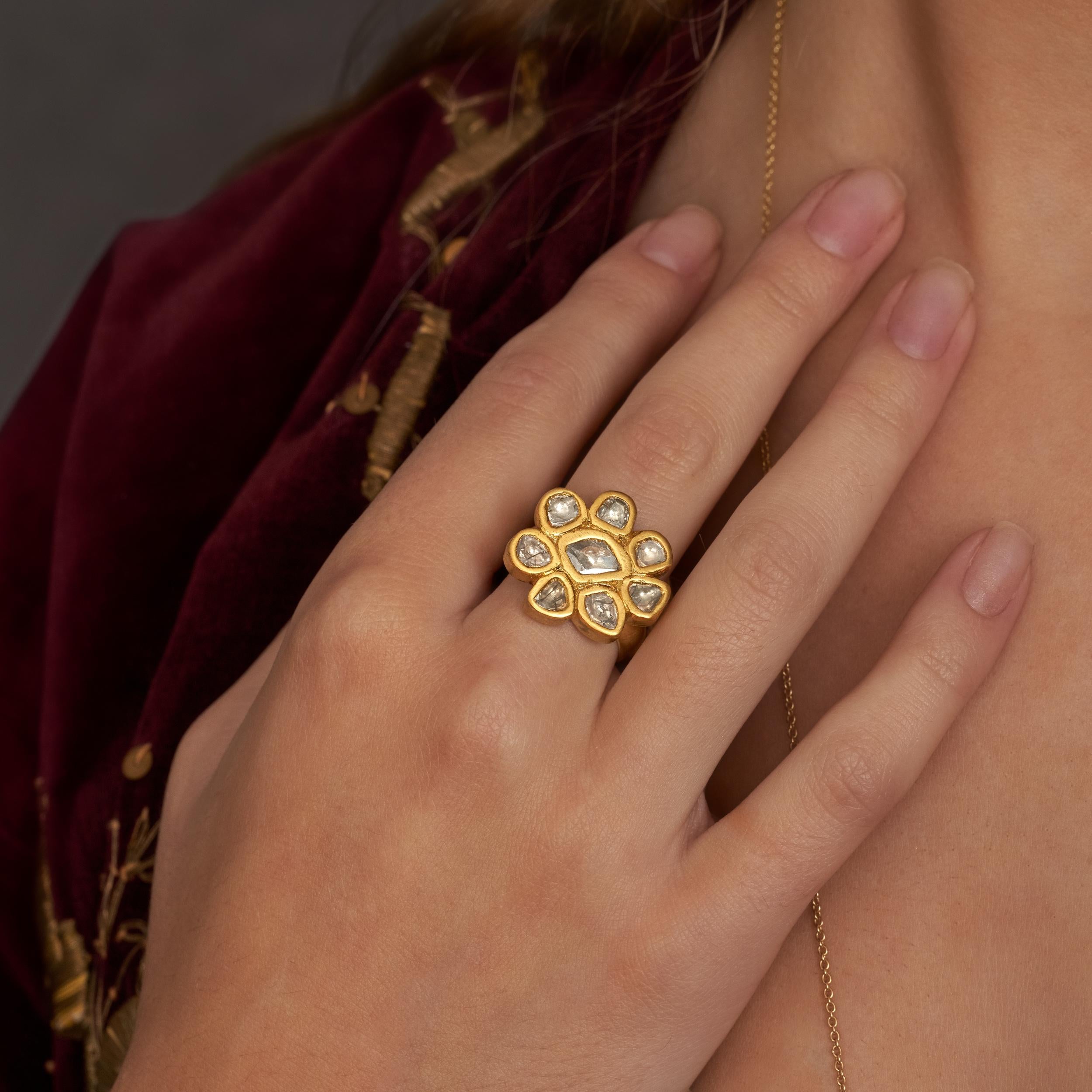 For Sale:  18kt Gold Set 8 Kundan Diamonds Forming a Smaller Flower Shape 'Medium' 5