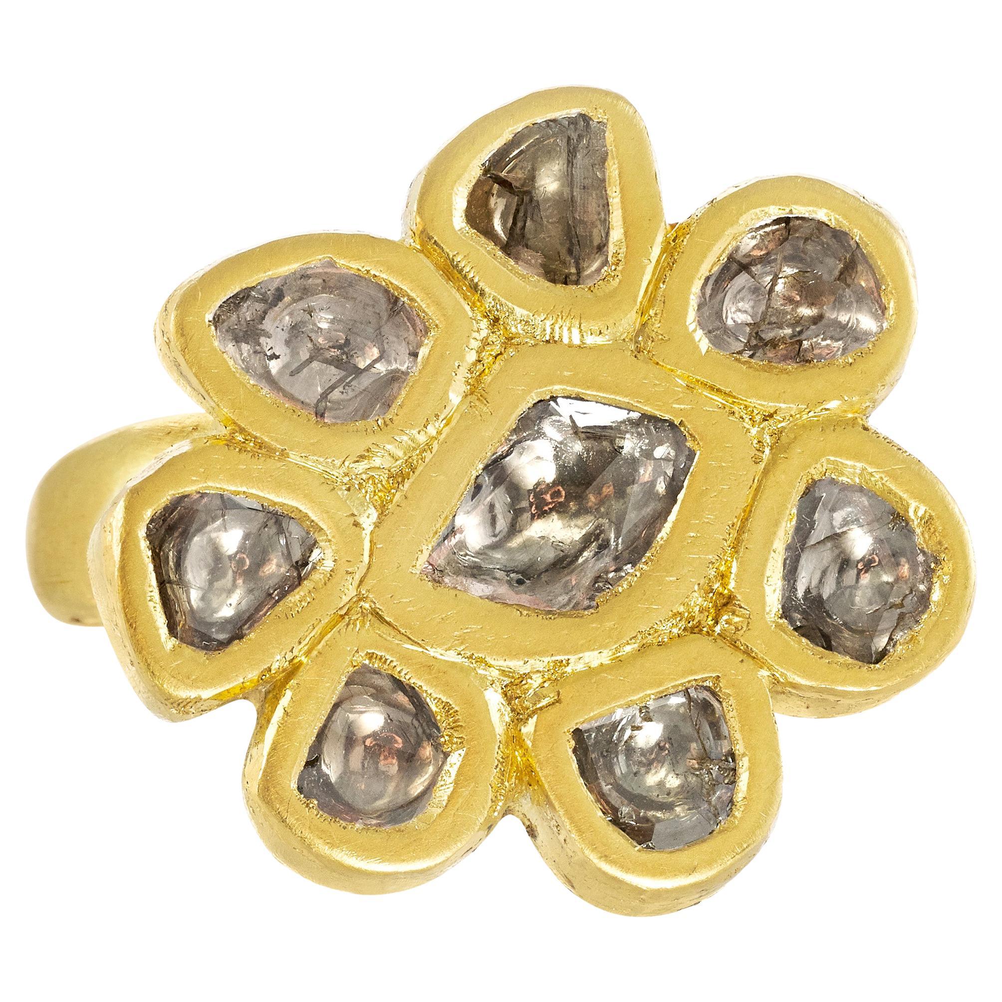 For Sale:  18kt Gold Set 8 Kundan Diamonds Forming a Smaller Flower Shape 'Medium'