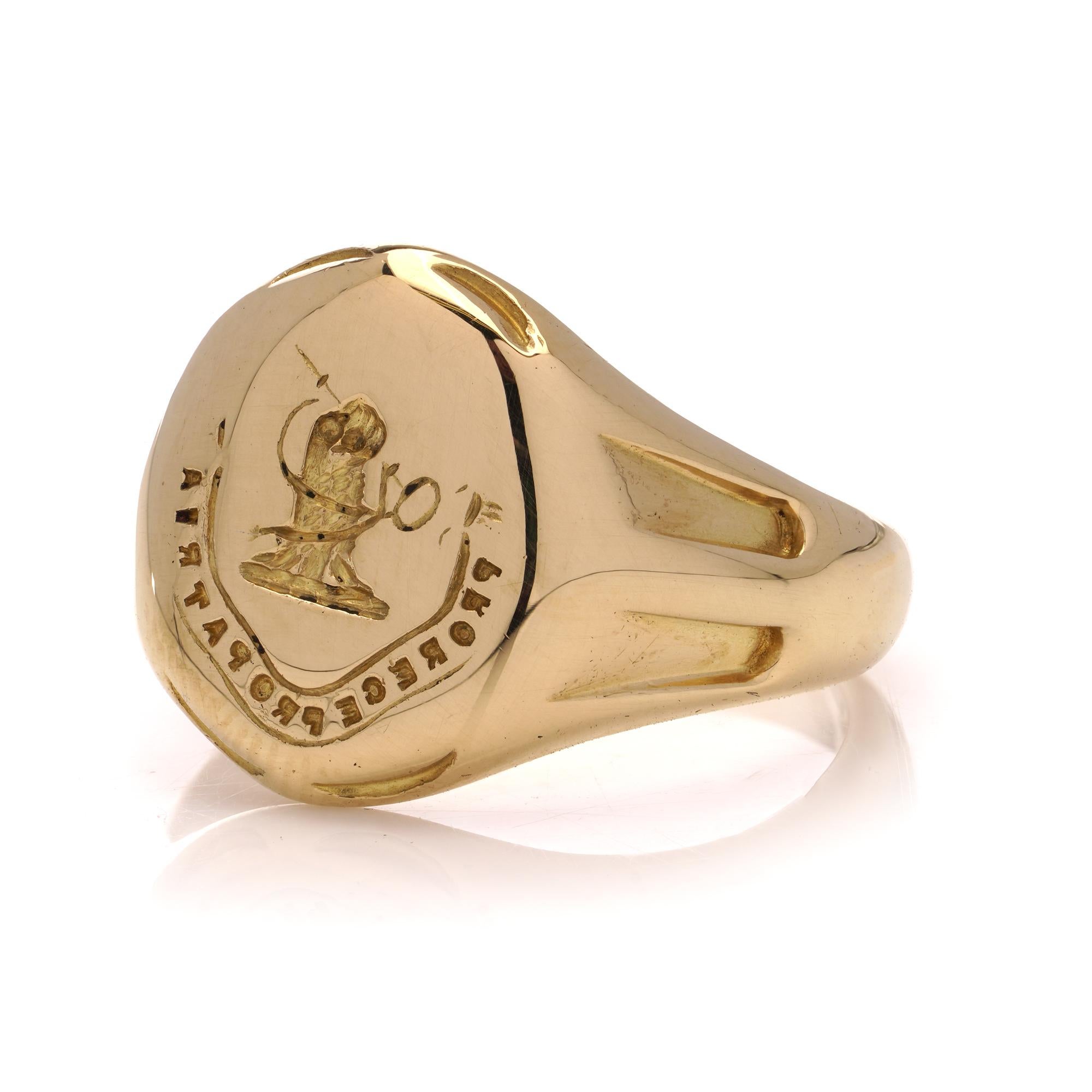 18kt Gold Signet Ring with Latin Inscription 'For King and Country' In Good Condition For Sale In Braintree, GB