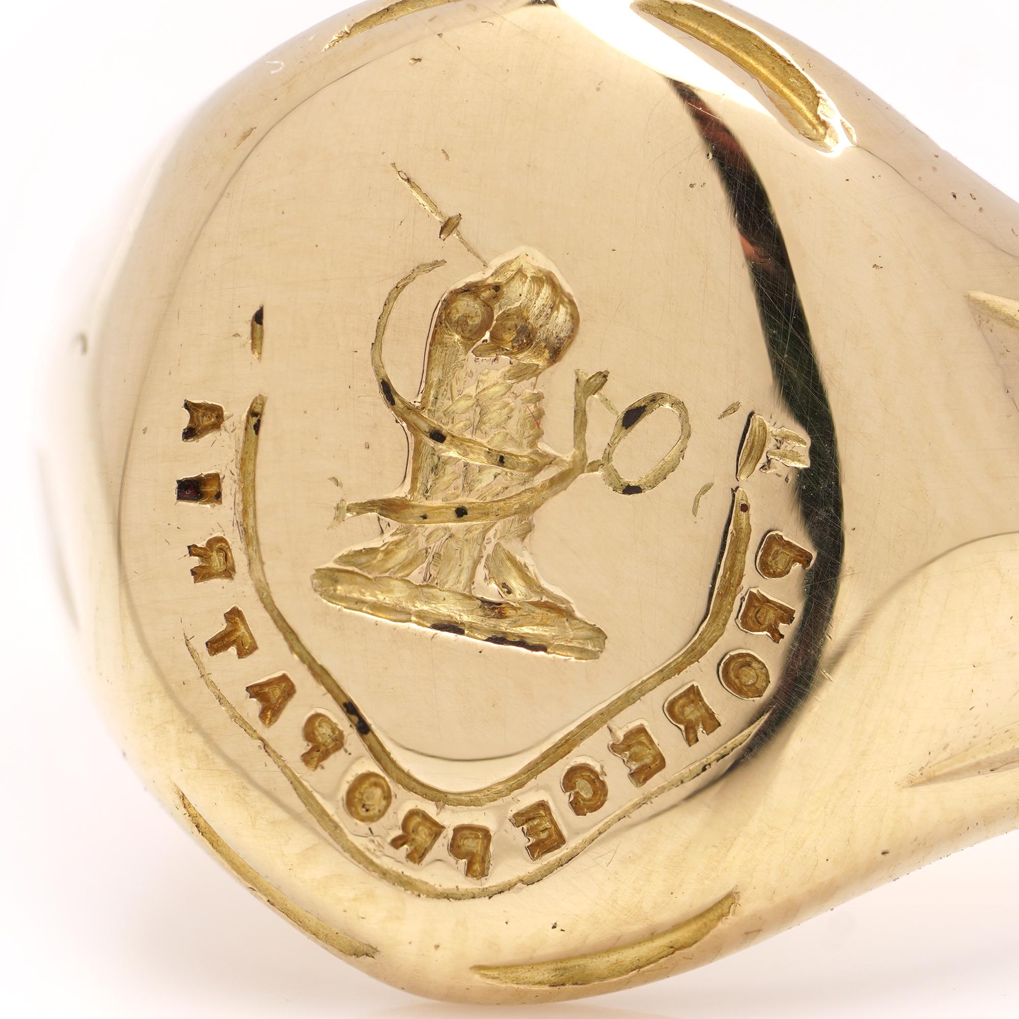 Women's or Men's 18kt Gold Signet Ring with Latin Inscription 'For King and Country' For Sale