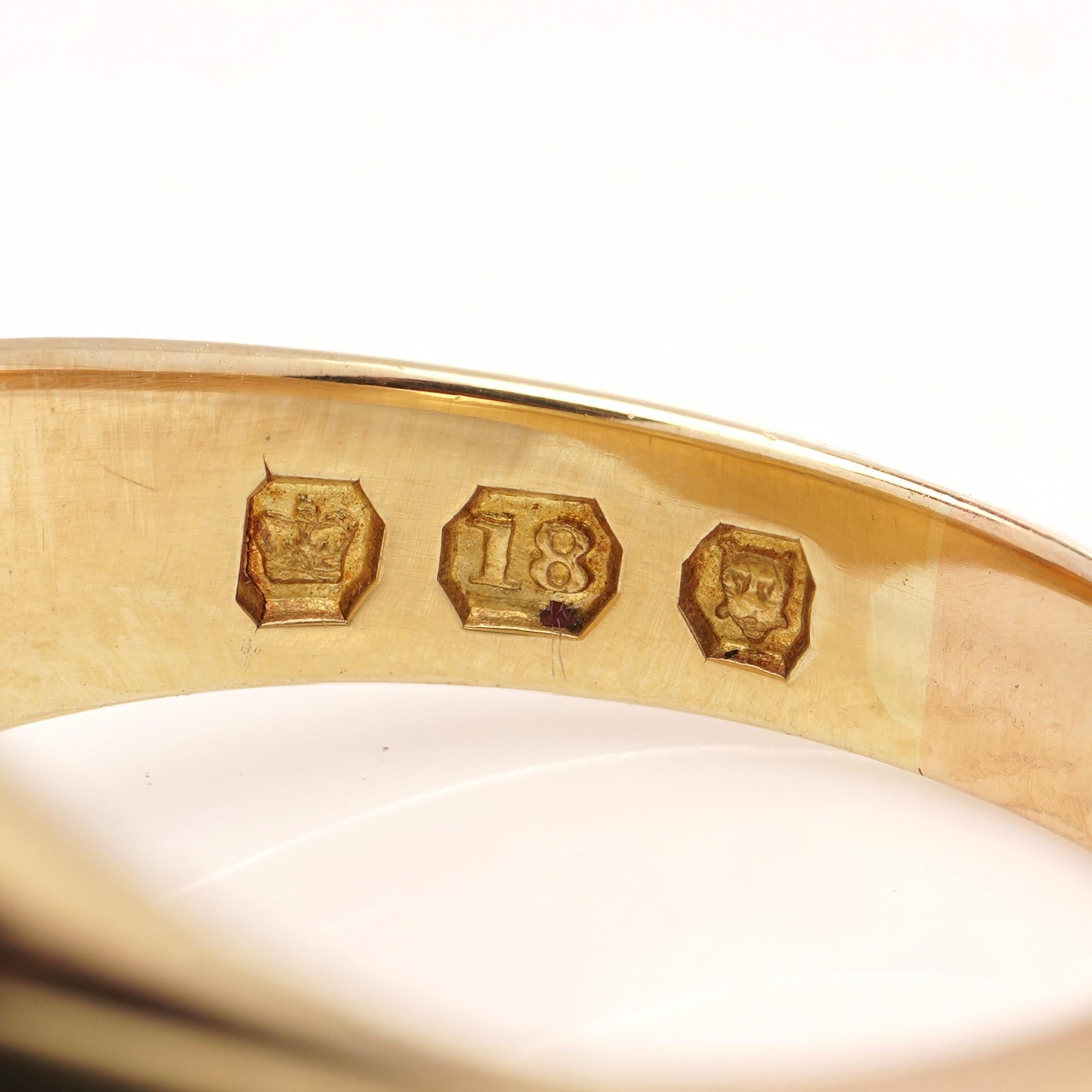 18kt Gold Signet Ring with Latin Inscription 'For King and Country' For Sale 1