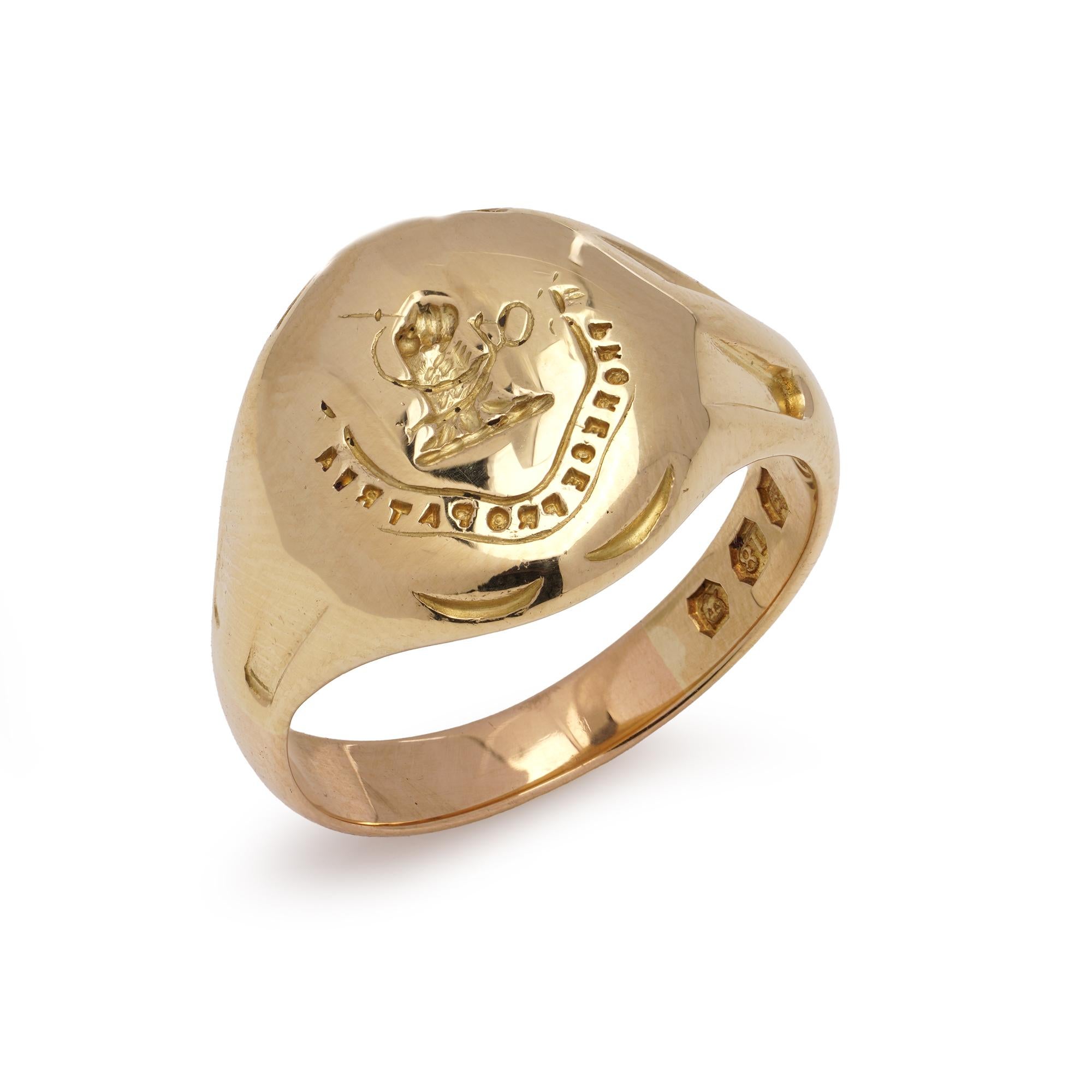18kt Gold Signet Ring with Latin Inscription 'For King and Country' For Sale 3