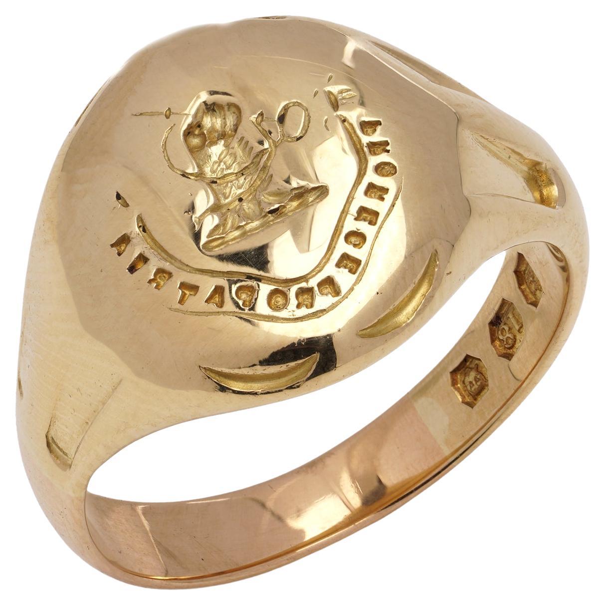 Bague chevalière en or 18kt avec inscription latine "For King and Country" (Pour le roi et la patrie)