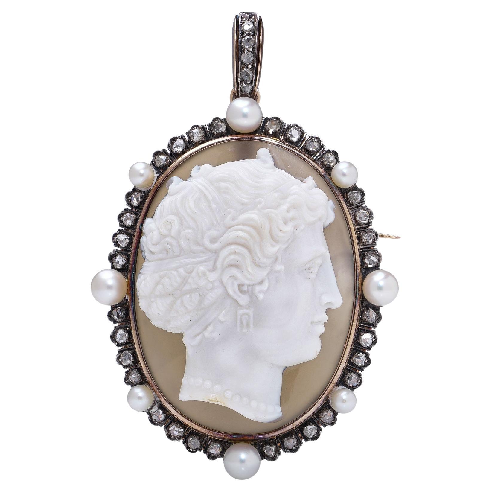 Spilla/pendente in oro e argento 18kt con cammeo a conchiglia in agata e diamanti e perle