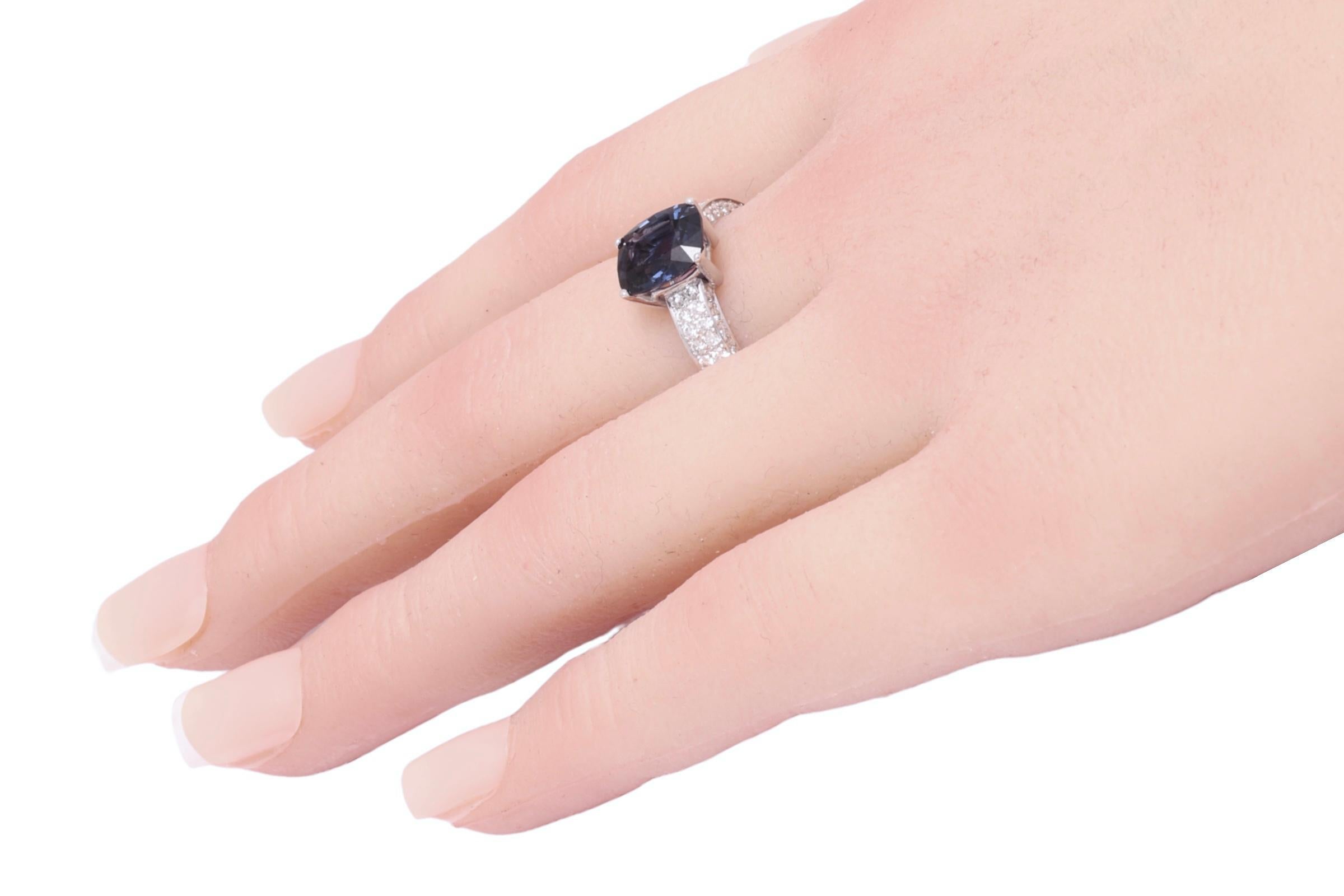 18kt. Gold Solitaire Ring with 2.91 ct. No Heat Burmese Spinel & Diamonds For Sale 4
