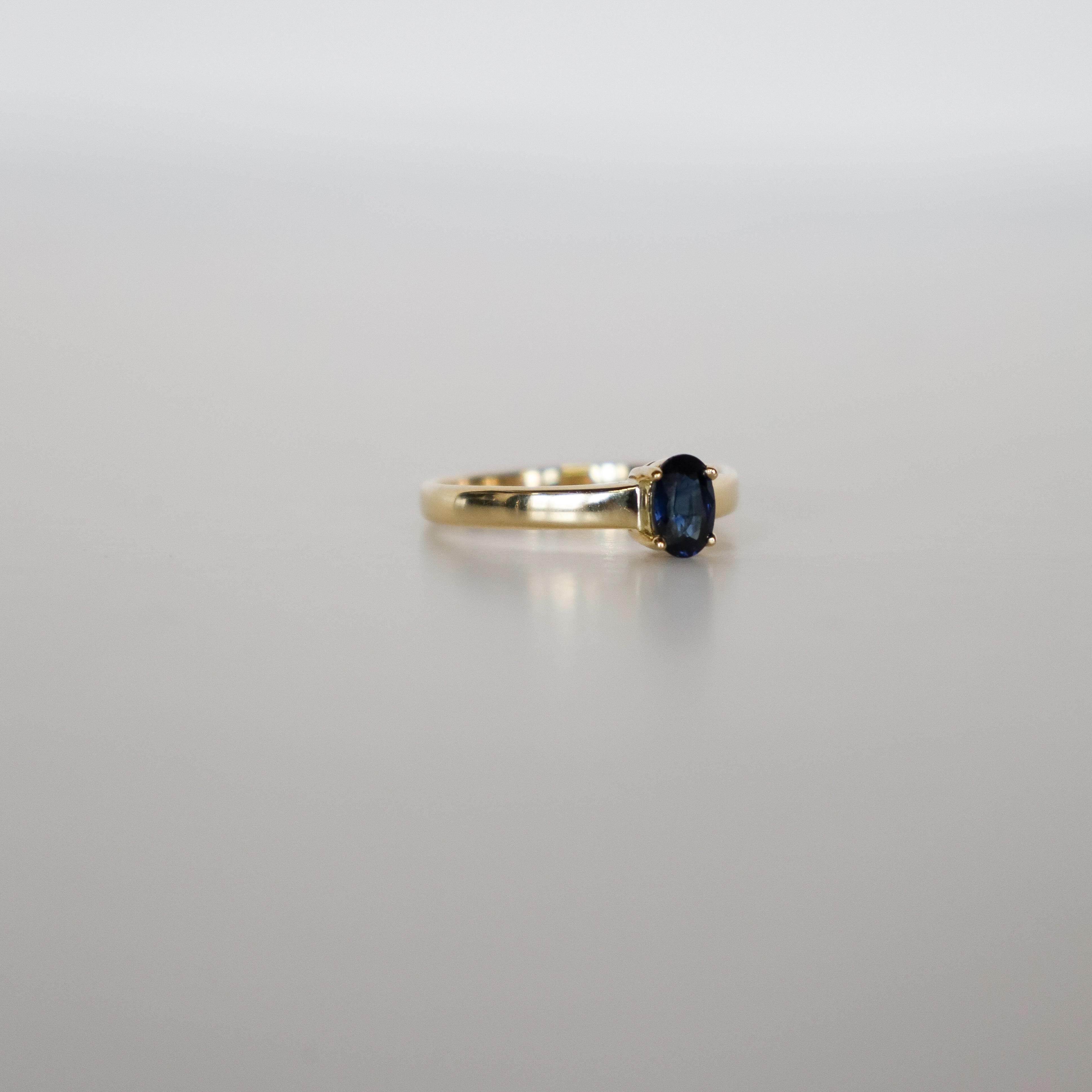 18k Yellow Gold Solitaire Ring with Oval Dark Blue Sapphire about 2.7 grams In Good Condition For Sale In Heemstede, NL