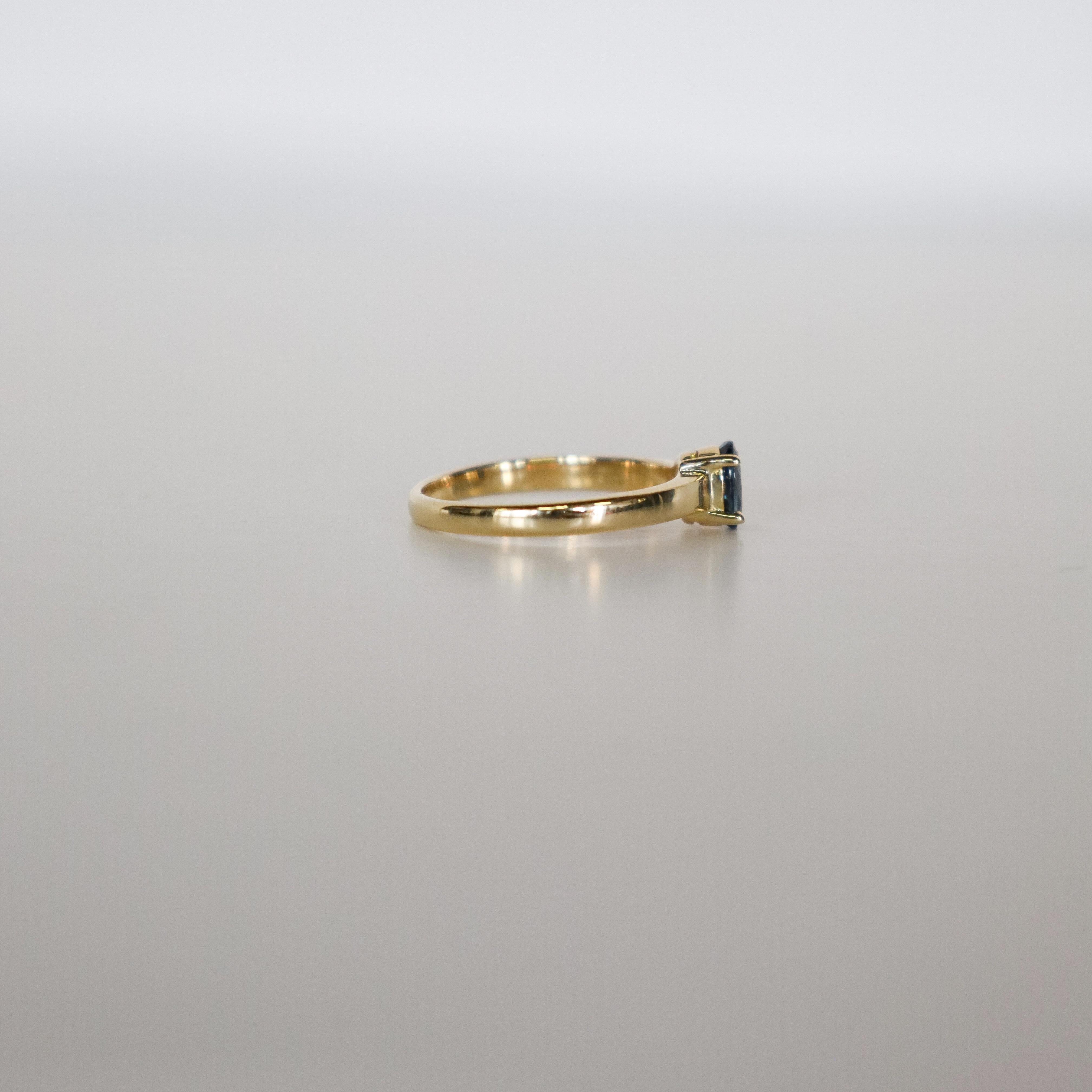 Women's 18k Yellow Gold Solitaire Ring with Oval Dark Blue Sapphire about 2.7 grams For Sale