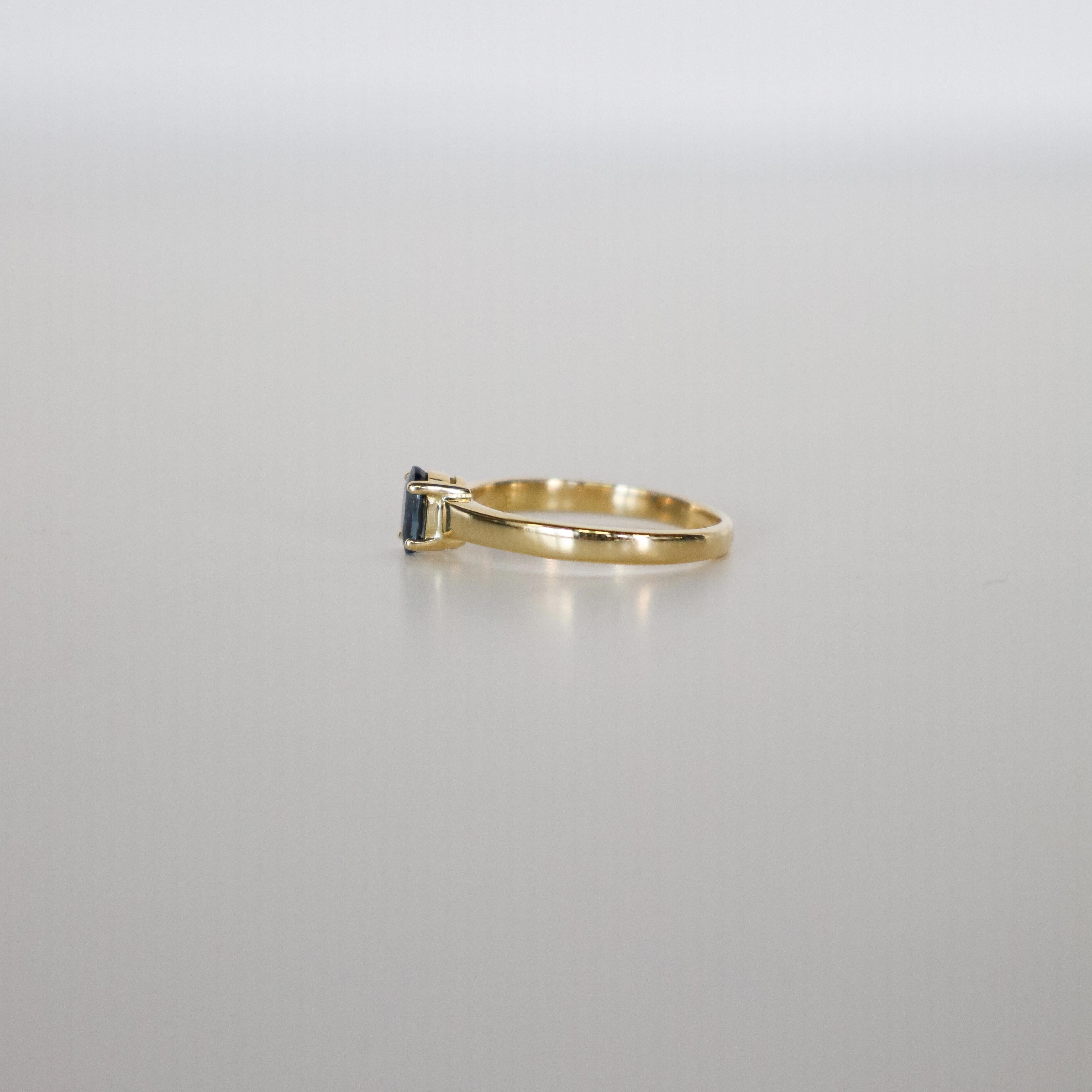 18k Yellow Gold Solitaire Ring with Oval Dark Blue Sapphire about 2.7 grams For Sale 2