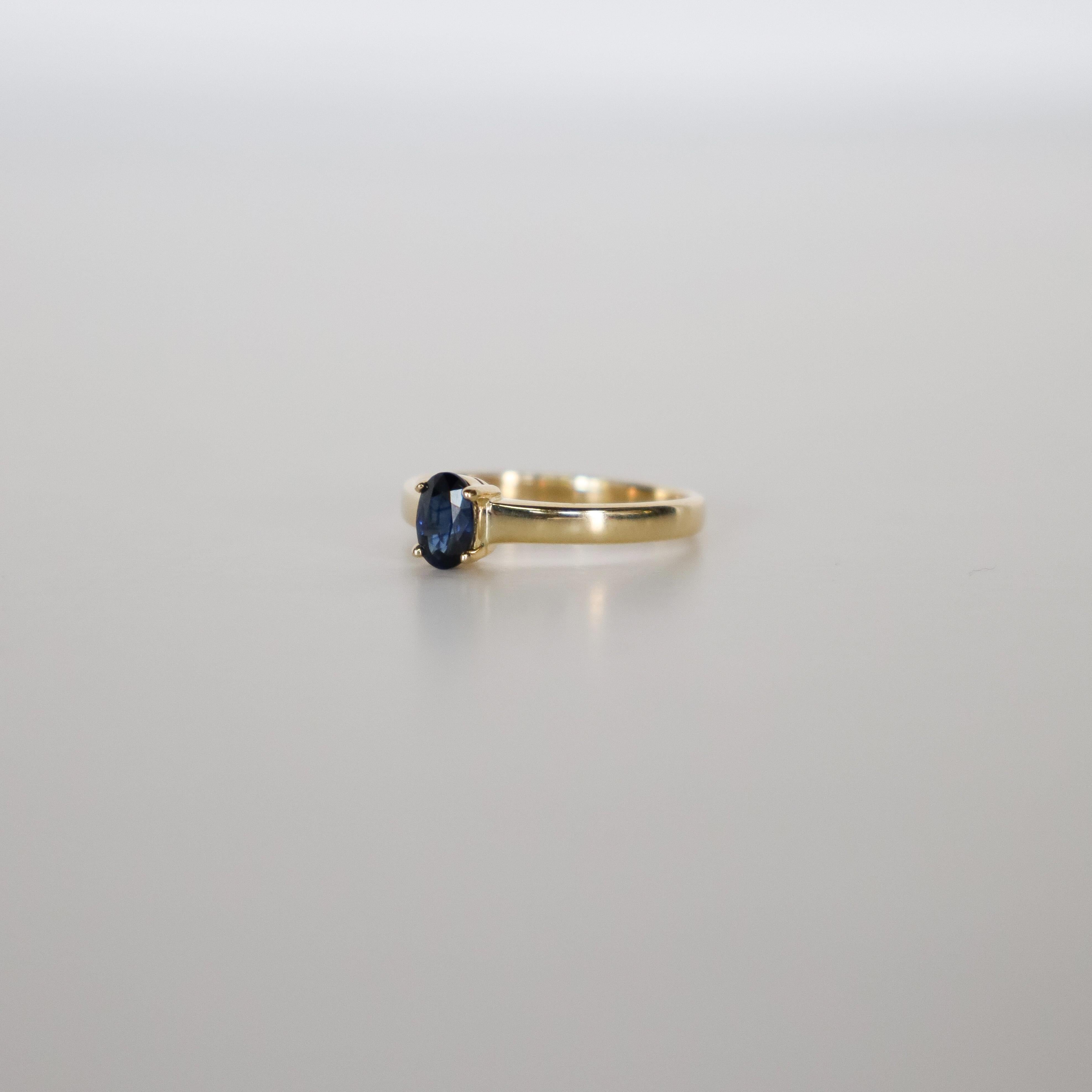 18k Yellow Gold Solitaire Ring with Oval Dark Blue Sapphire about 2.7 grams For Sale 3