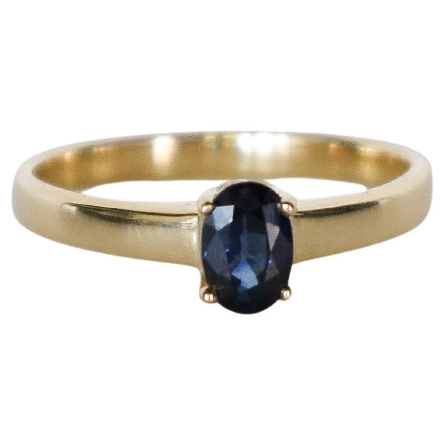 18k Yellow Gold Solitaire Ring with Oval Dark Blue Sapphire about 2.7 grams