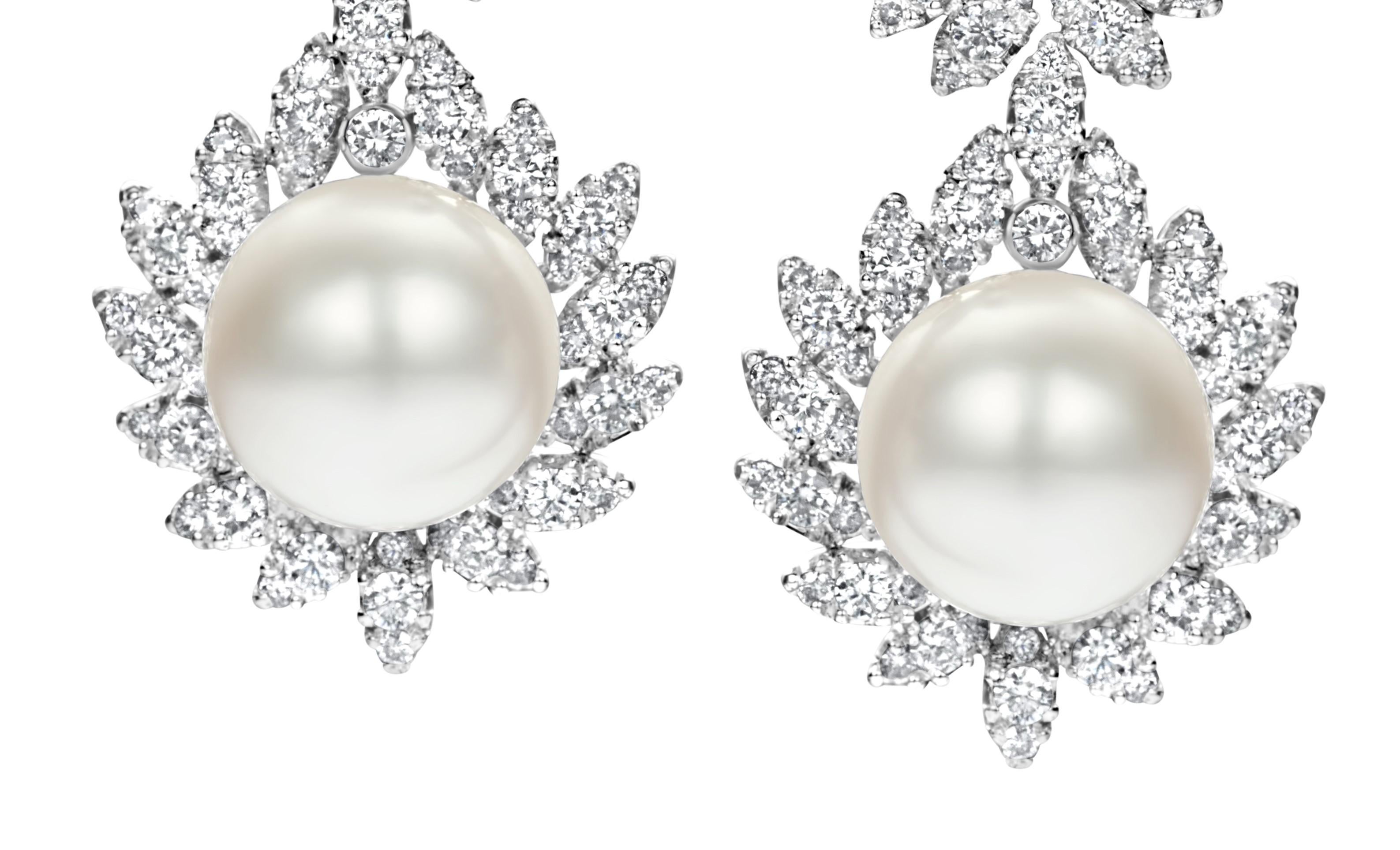 18kt Gold South Sea Pearl Necklace & Matching Earrings, With 16.15 ct Diamonds For Sale 3