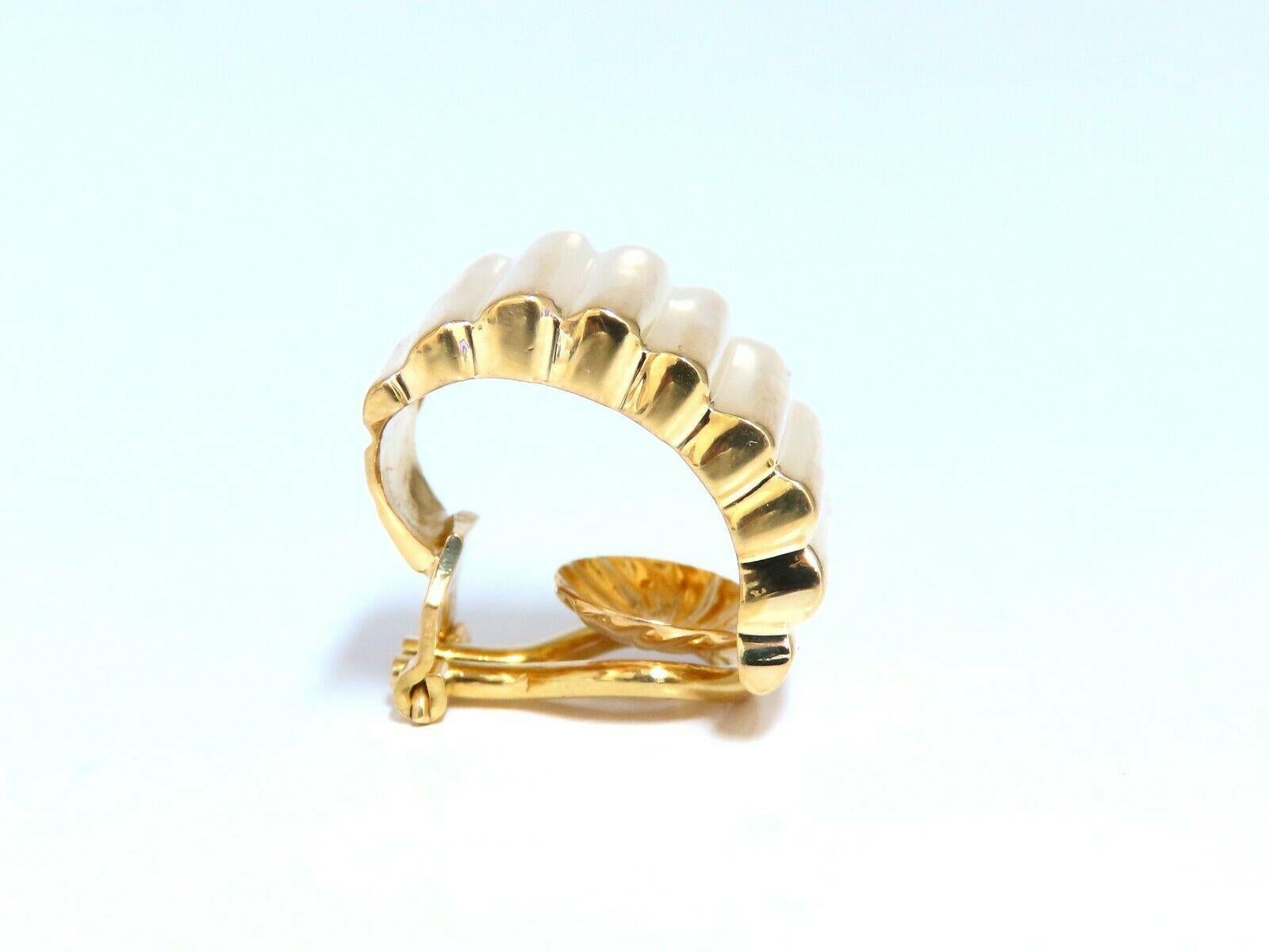 18 Karat Gold Ohrringe mit Hirschgeflecht- Reihenmuster und 3D-Halbreif-Clip-Ohrringe Post-Less für Damen oder Herren im Angebot