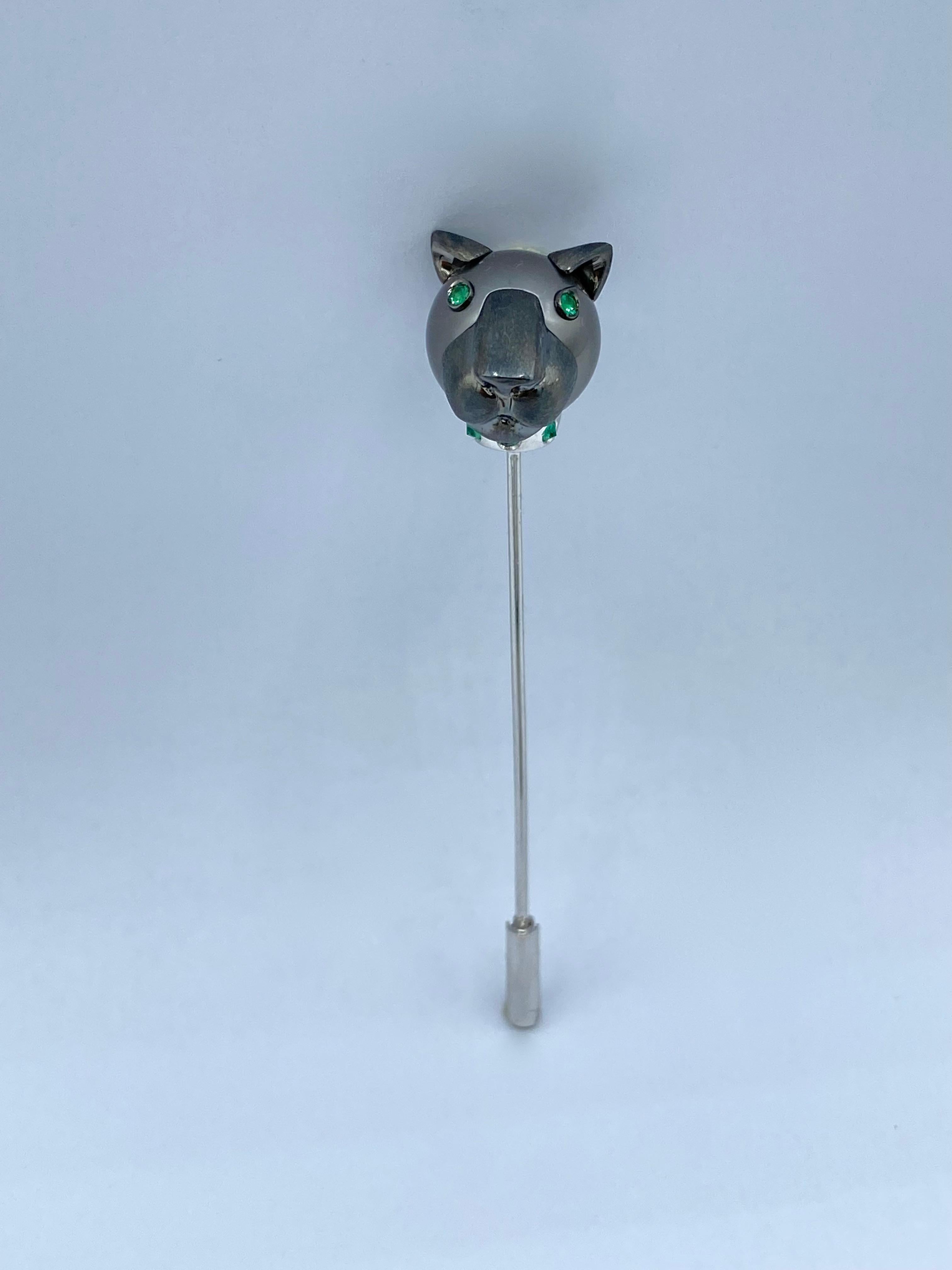 The head of the black panther is made with a Tahitian pearl to which I have added the ears, the eyes in emerald, and the nose in black rhodium-plated white gold. The gold collar has 5 emeralds set upside down.

The pin is 6 cm long and has a toe cap