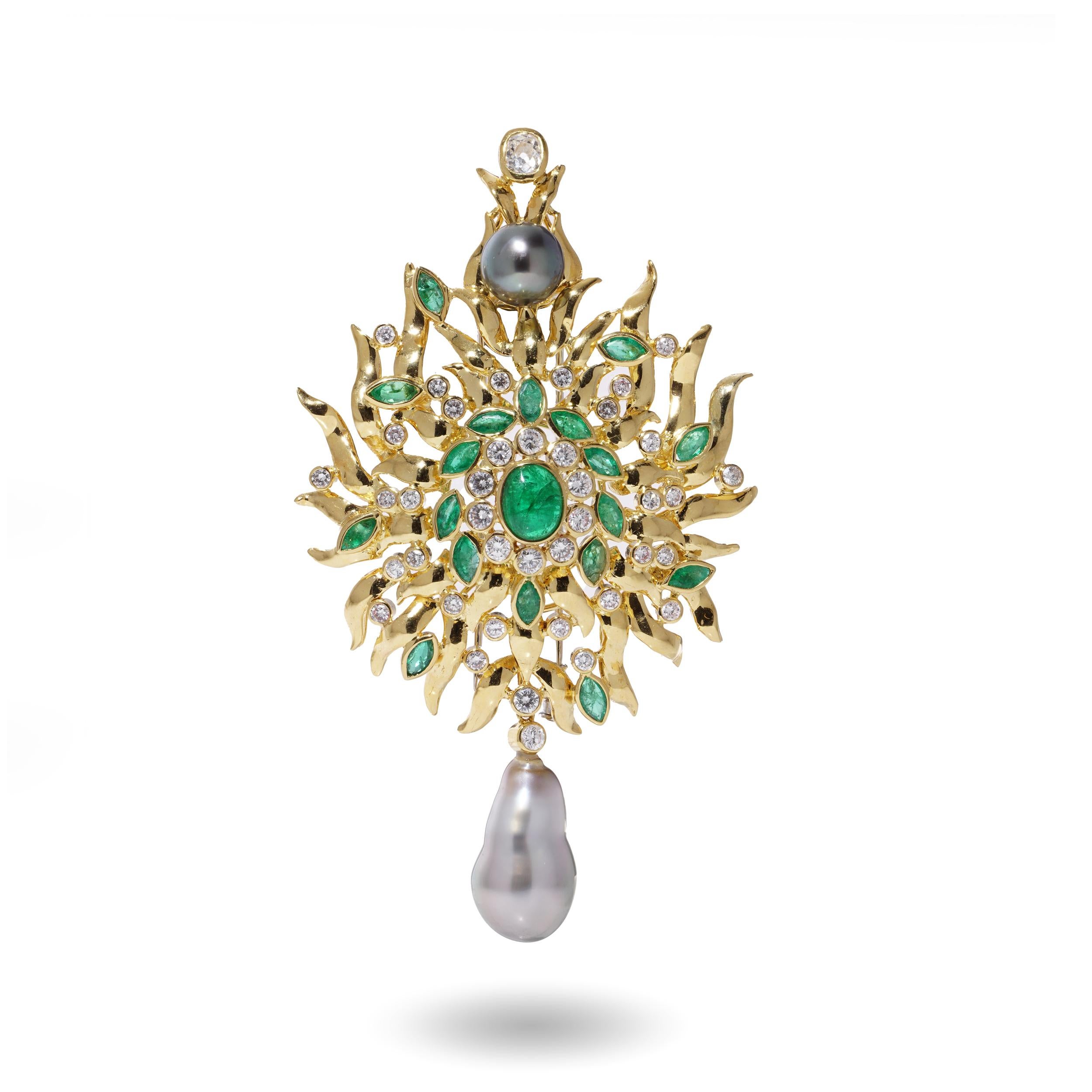 Superbe broche vintage en or jaune 18 carats, ornée d'un motif floral ou en forme de soleil. La structure complexe en or est ornée de diamants taille brillant et d'émeraudes d'un vert éclatant, disposés selon un motif organique inspiré de la nature.