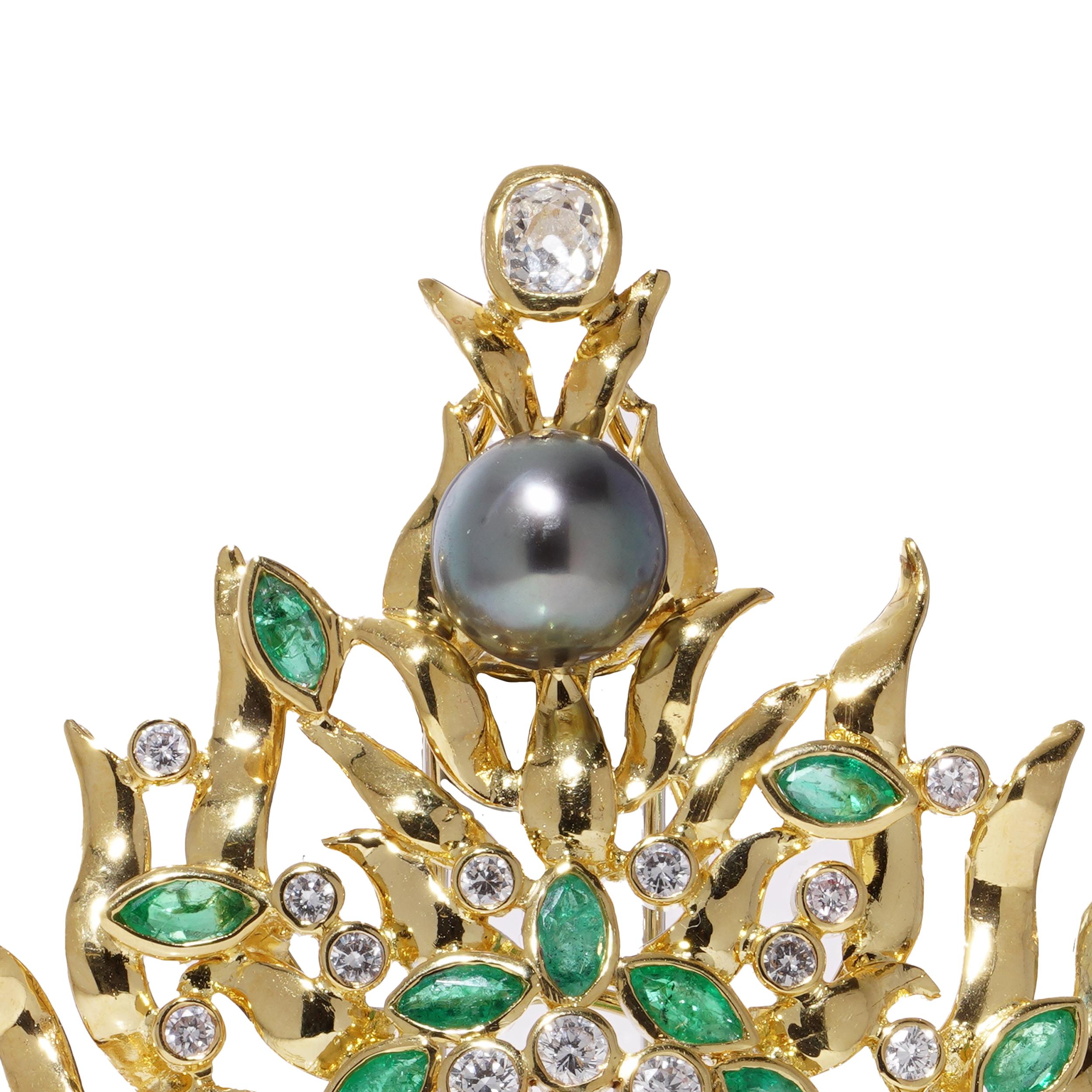 Broche tourbillonnant en or 18 carats avec diamants, émeraudes et perles de Tahiti Bon état - En vente à Braintree, GB
