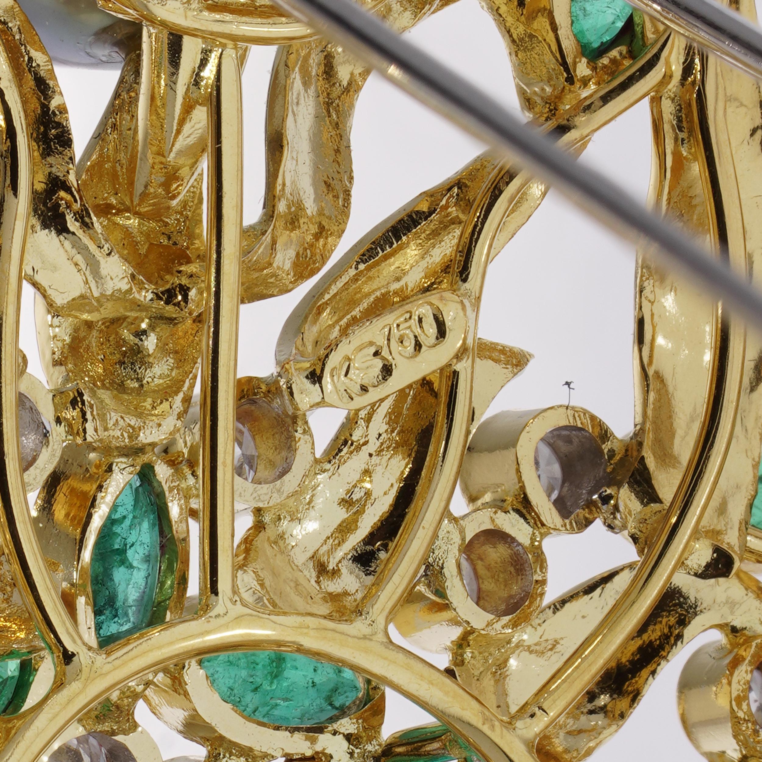 Broche tourbillonnant en or 18 carats avec diamants, émeraudes et perles de Tahiti Pour femmes en vente