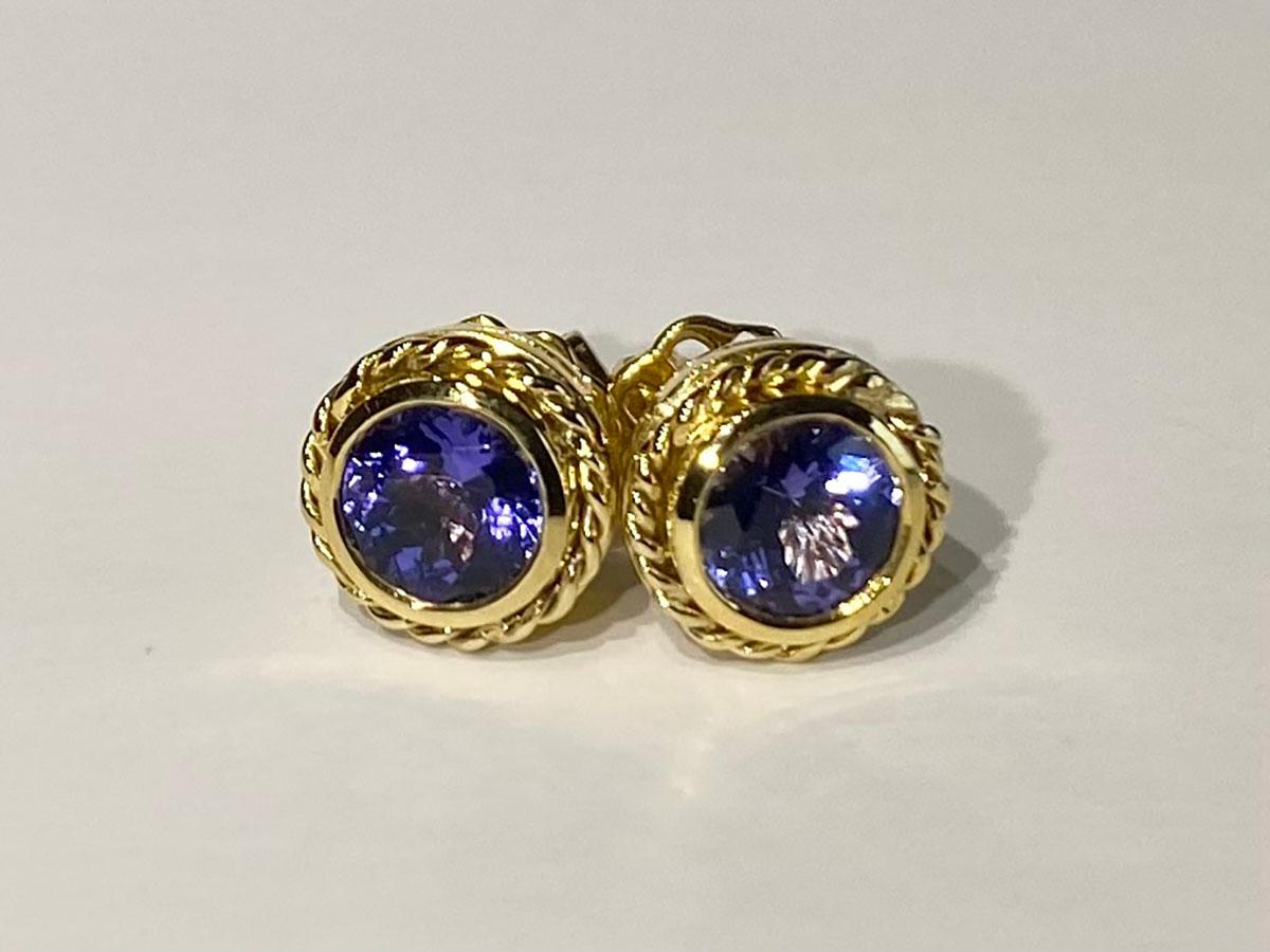 Contemporary 18kt Gold Tanzanite Stud Earrings For Sale