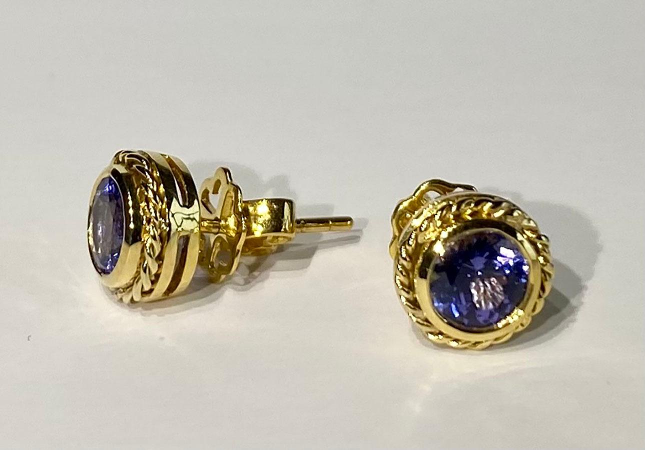 Round Cut 18kt Gold Tanzanite Stud Earrings For Sale