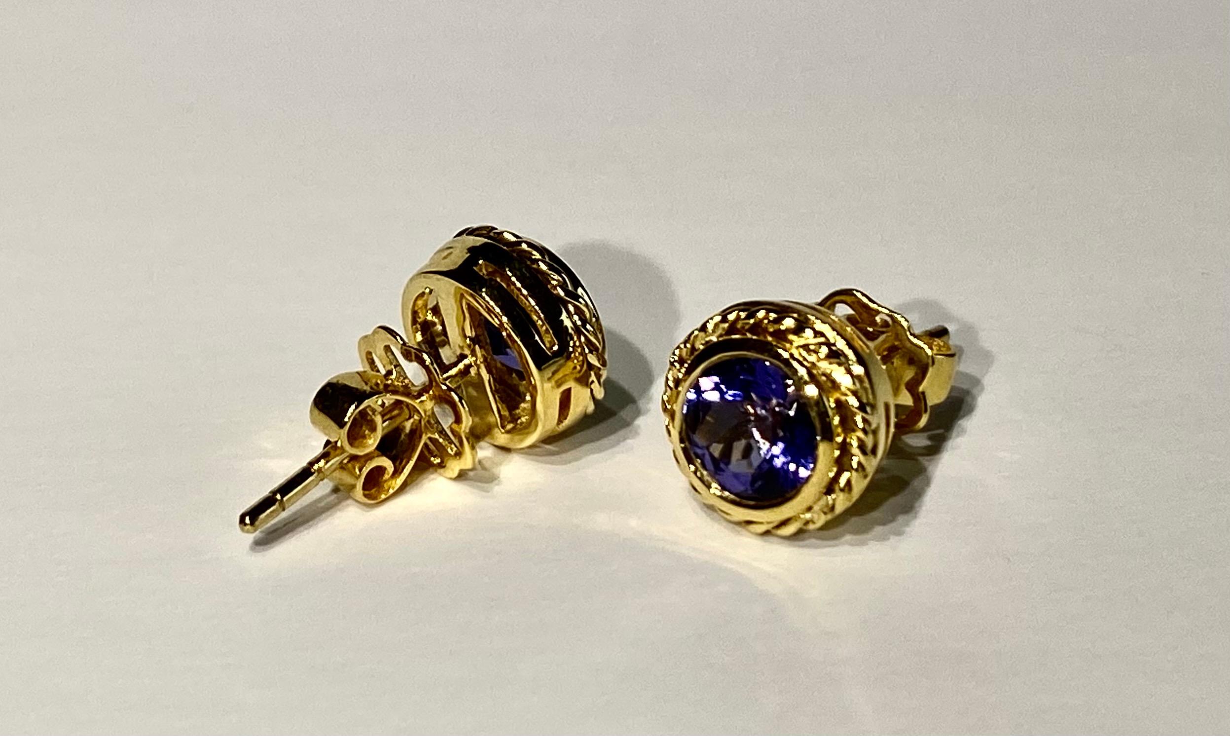 18kt Gold Tanzanite Stud Earrings For Sale 1