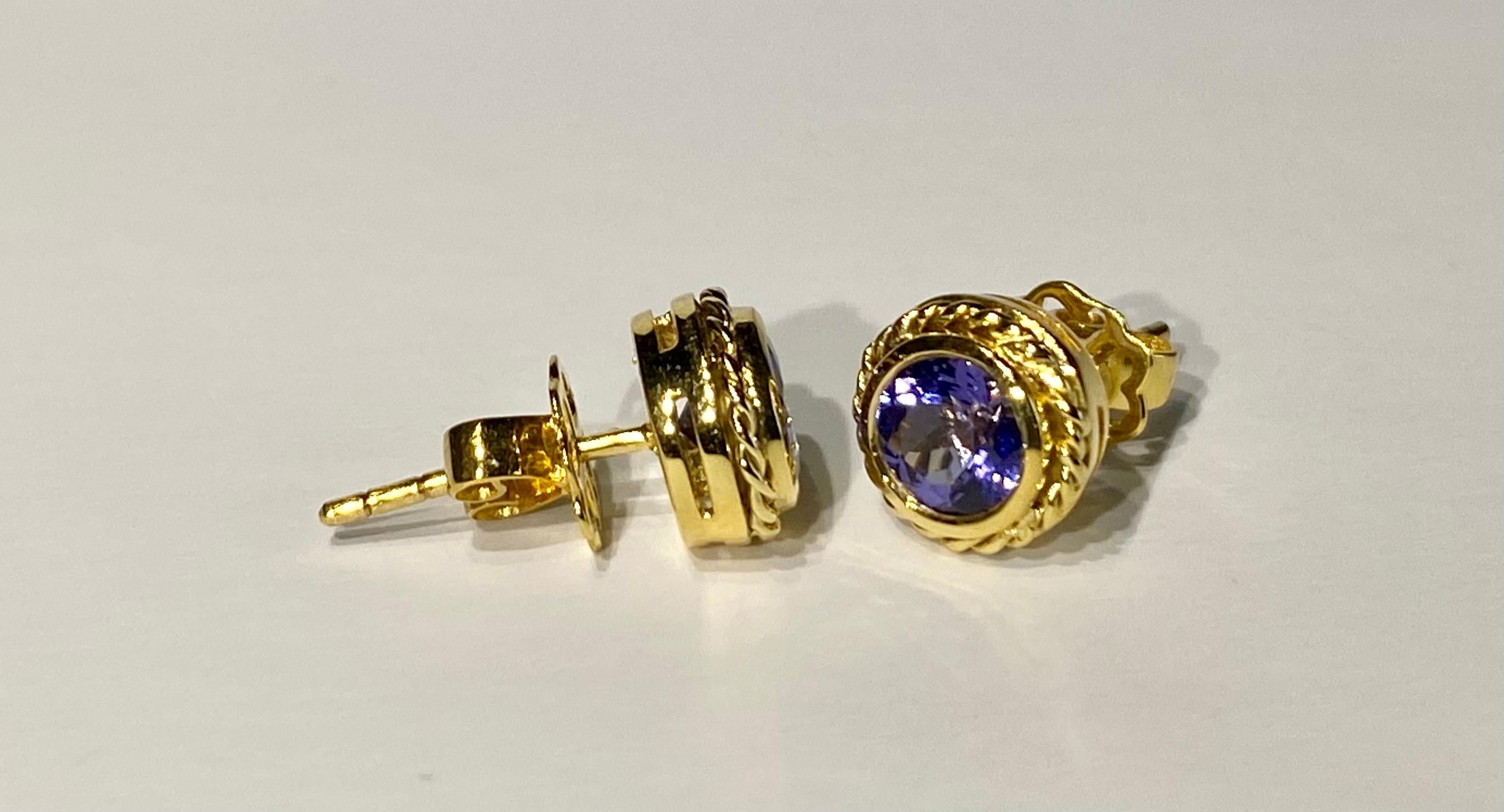 18kt Gold Tanzanite Stud Earrings For Sale 2