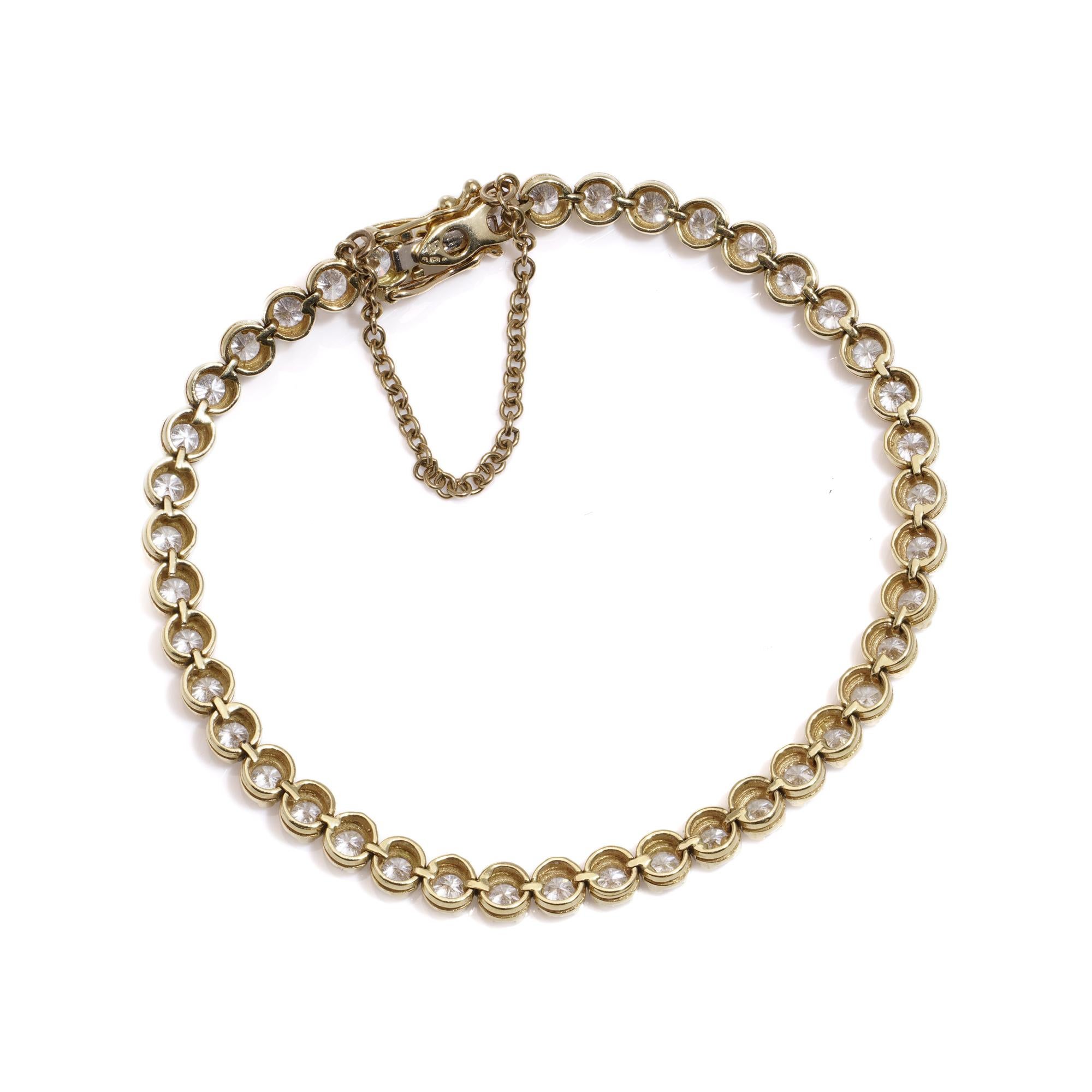 Women's or Men's 18kt gold tennis bracelet set with 6.30 carats of round brilliant diamonds  For Sale