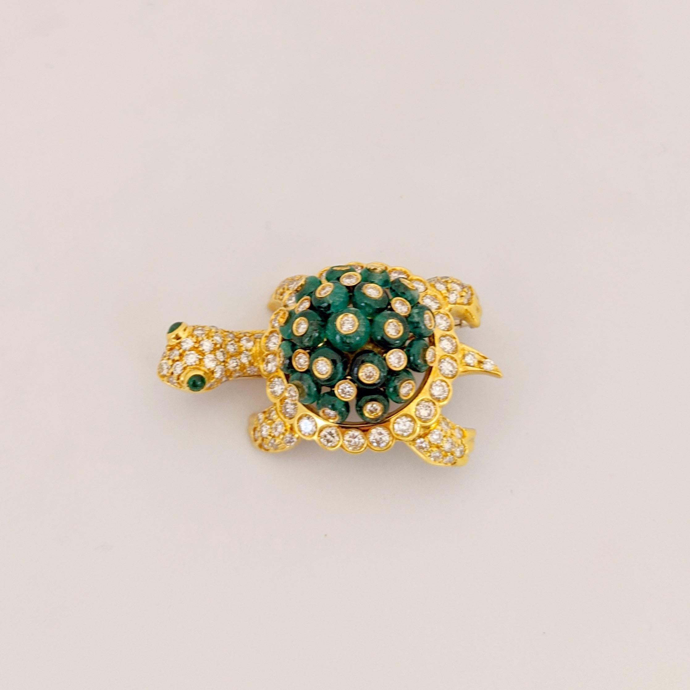 Contemporain Broche tortue en or 18 carats avec émeraudes perlées de 6,33 carats et 2,92 carats Diamants en vente