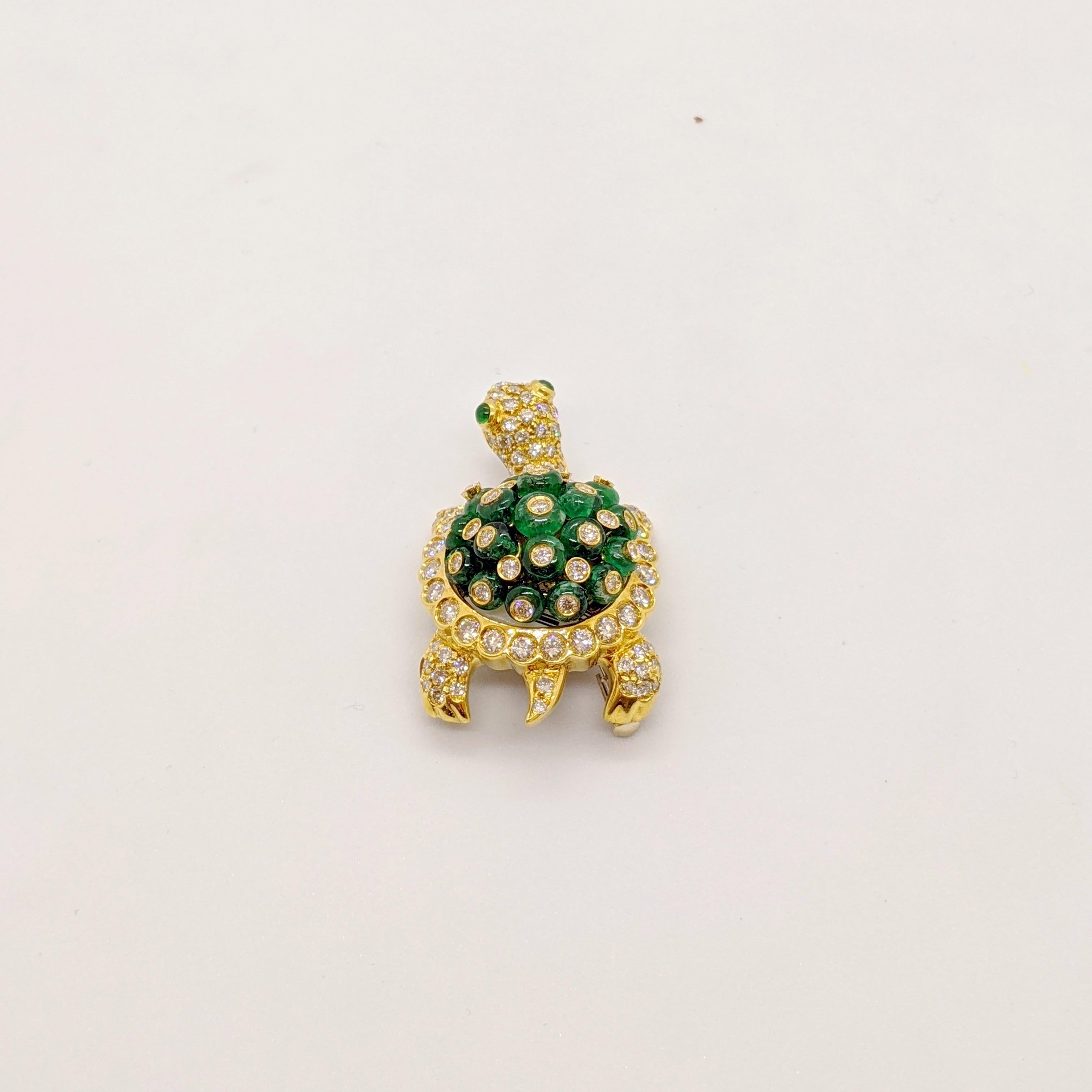 Taille ronde Broche tortue en or 18 carats avec émeraudes perlées de 6,33 carats et 2,92 carats Diamants en vente