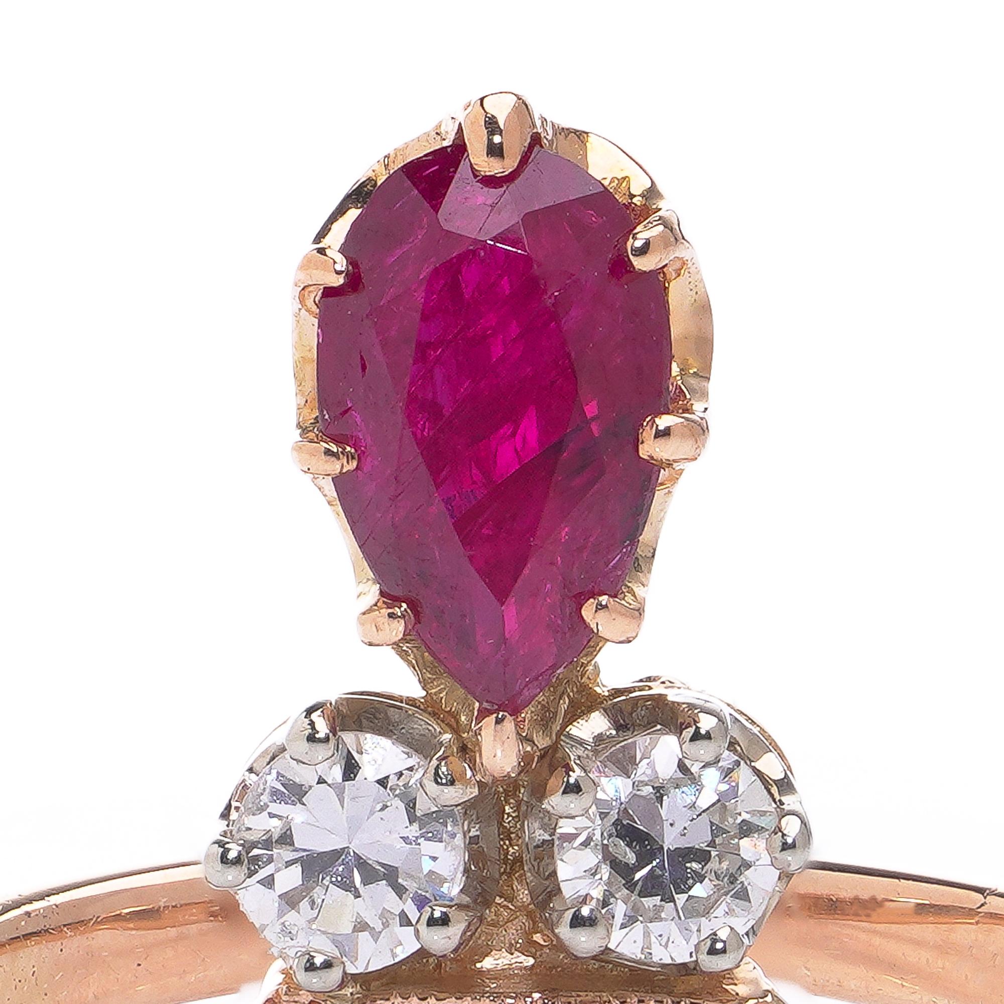 Anello con rubino e diamante vintage in oro 18 carati

Un affascinante anello vintage degli anni '50 realizzato in oro giallo 18 carati, con incastonato un vibrante rubino naturale birmano a taglio pera del peso di circa 0,40 carati. Il rubino è