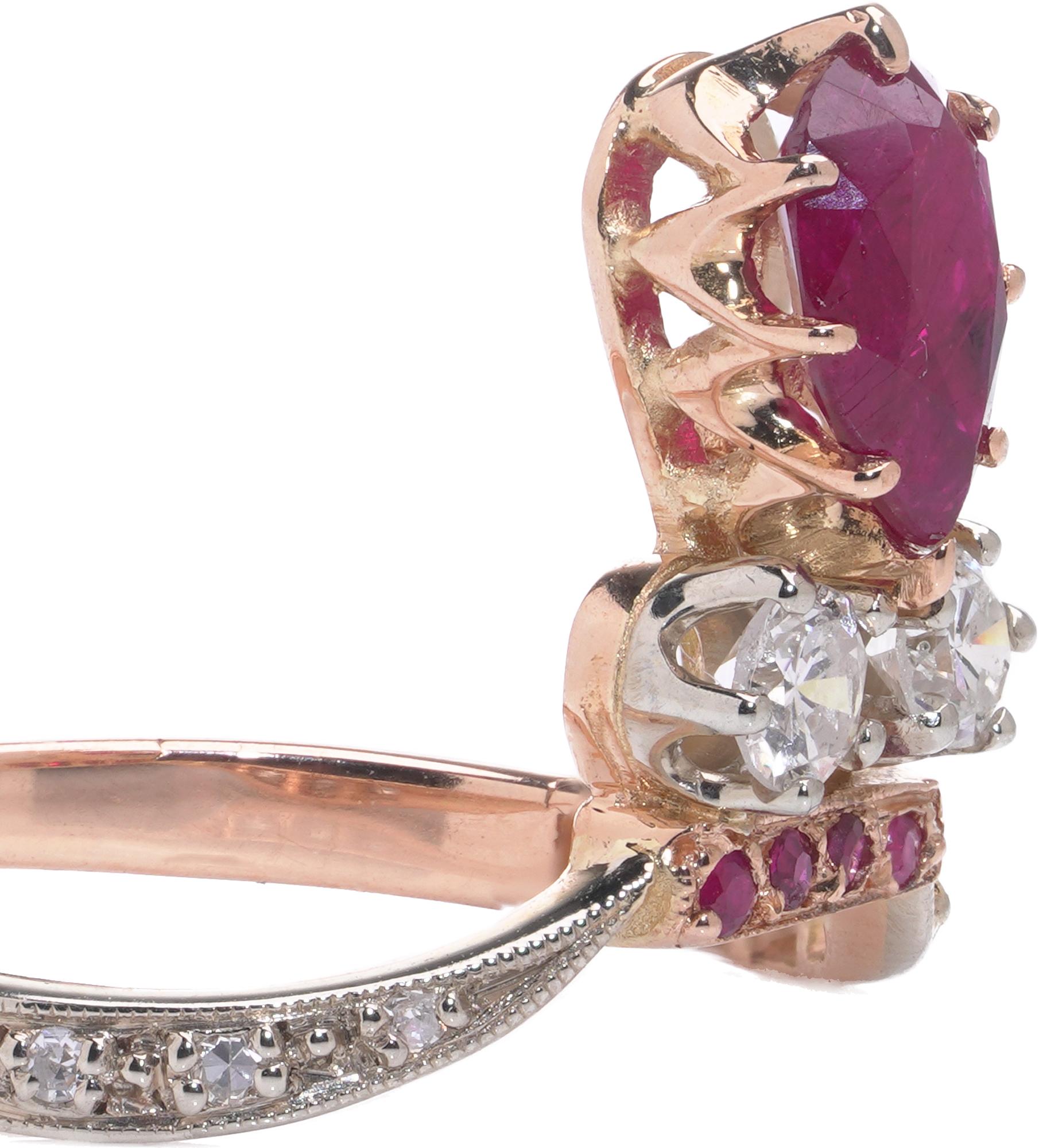 Taglio a goccia Anello con rubino e diamante vintage in oro 18 carati in vendita