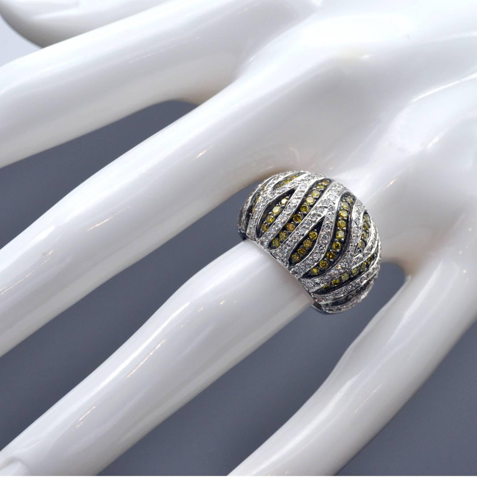 Anillo Tigre Diamante Blanco y Amarillo Oro 18 Kilates Corte brillante en venta