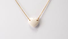 Collar en forma de corazón de ópalo cacholong de oro blanco de 18 quilates