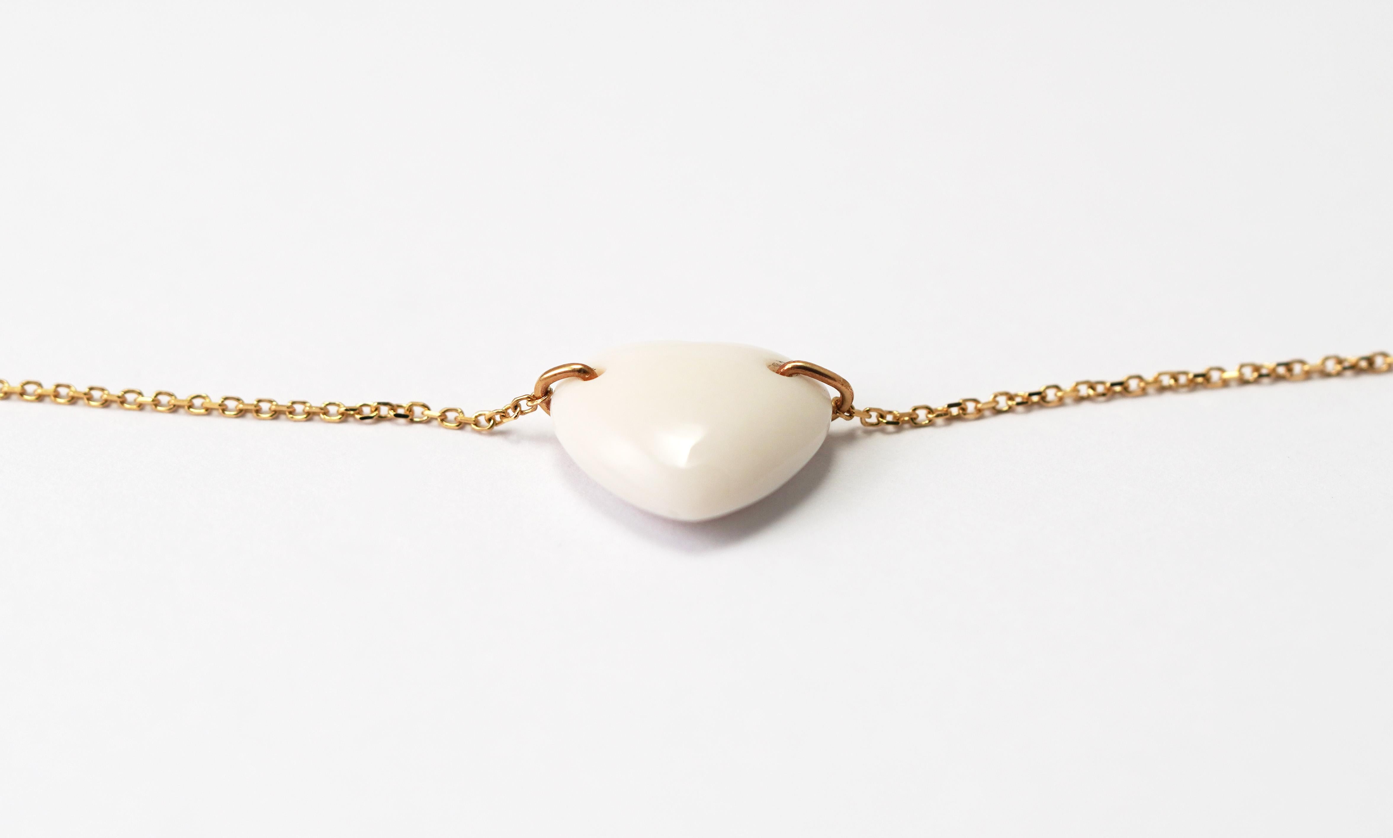 Moderno 18kt Gold White Cacholong Opal Heart-shaped Necklace in vendita