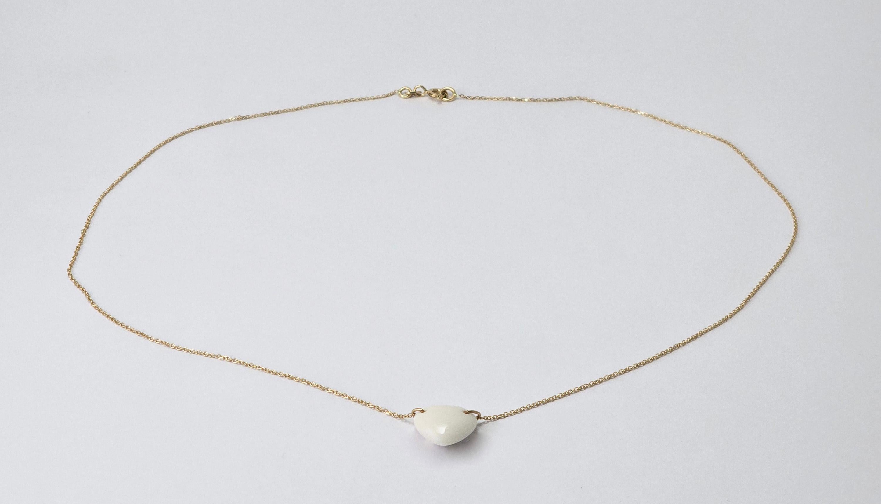 Cuore 18kt Gold White Cacholong Opal Heart-shaped Necklace in vendita