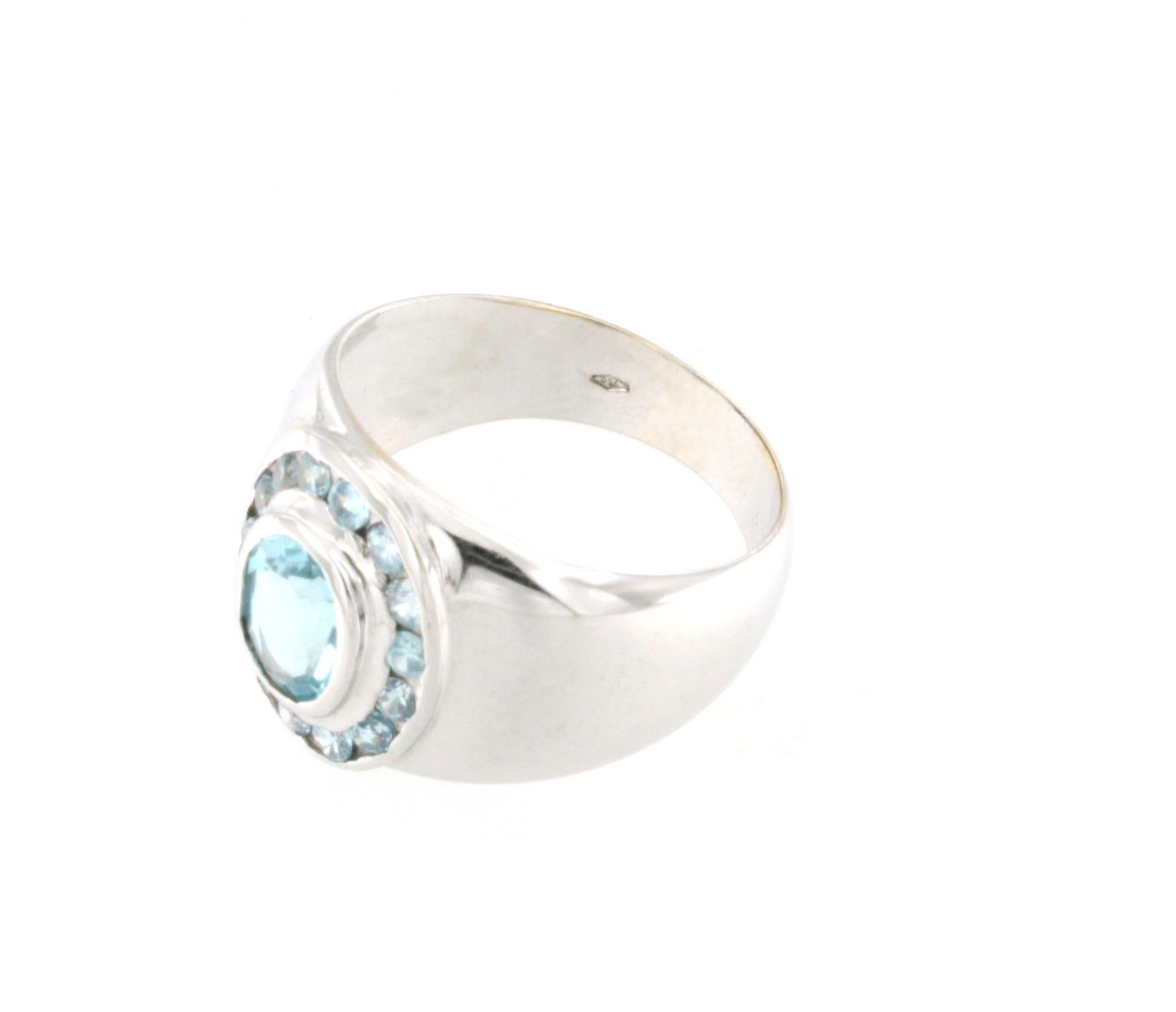 Moderne Bague en or 18 carats avec topaze bleue en vente