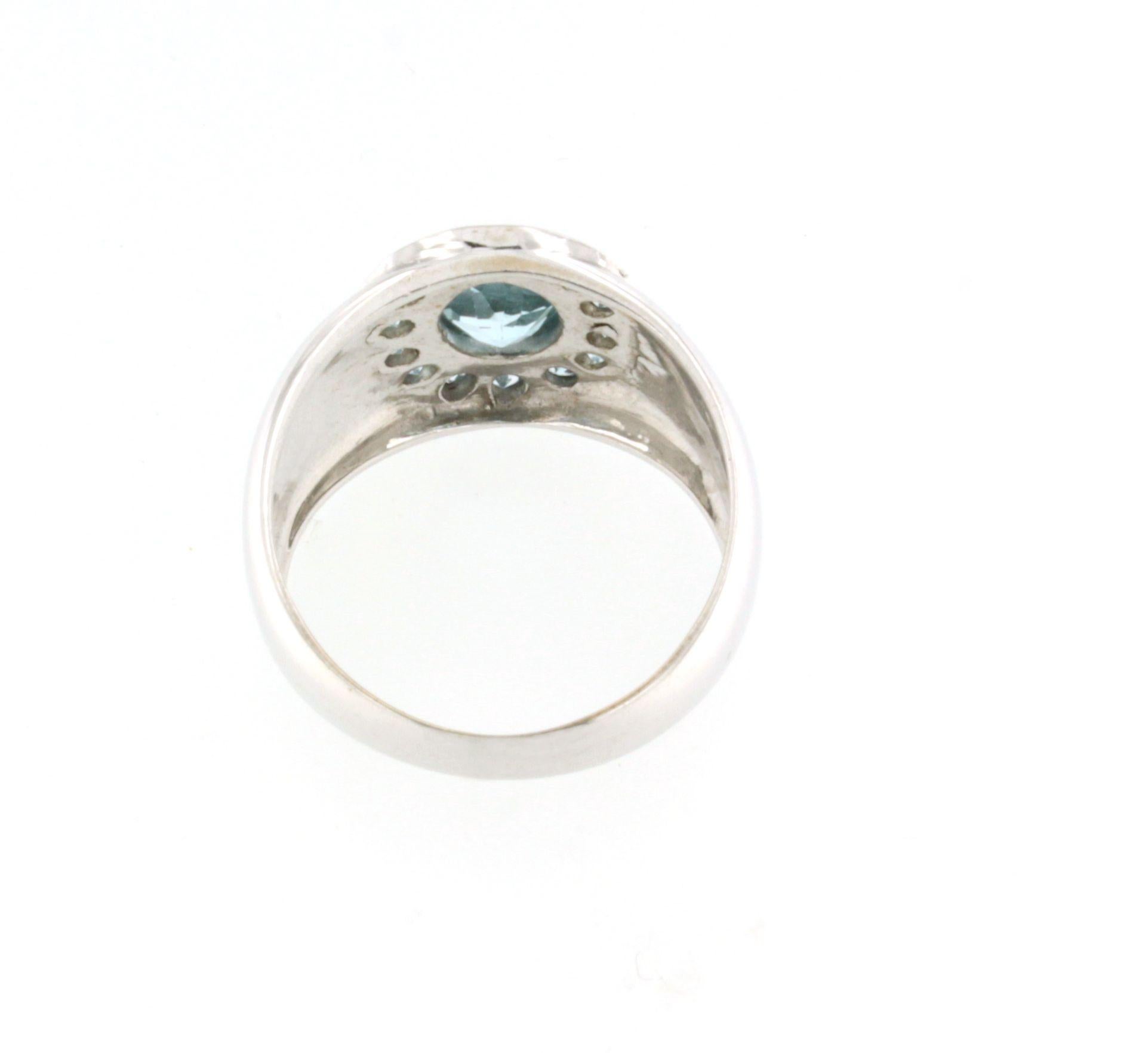 Taille ovale Bague en or 18 carats avec topaze bleue en vente