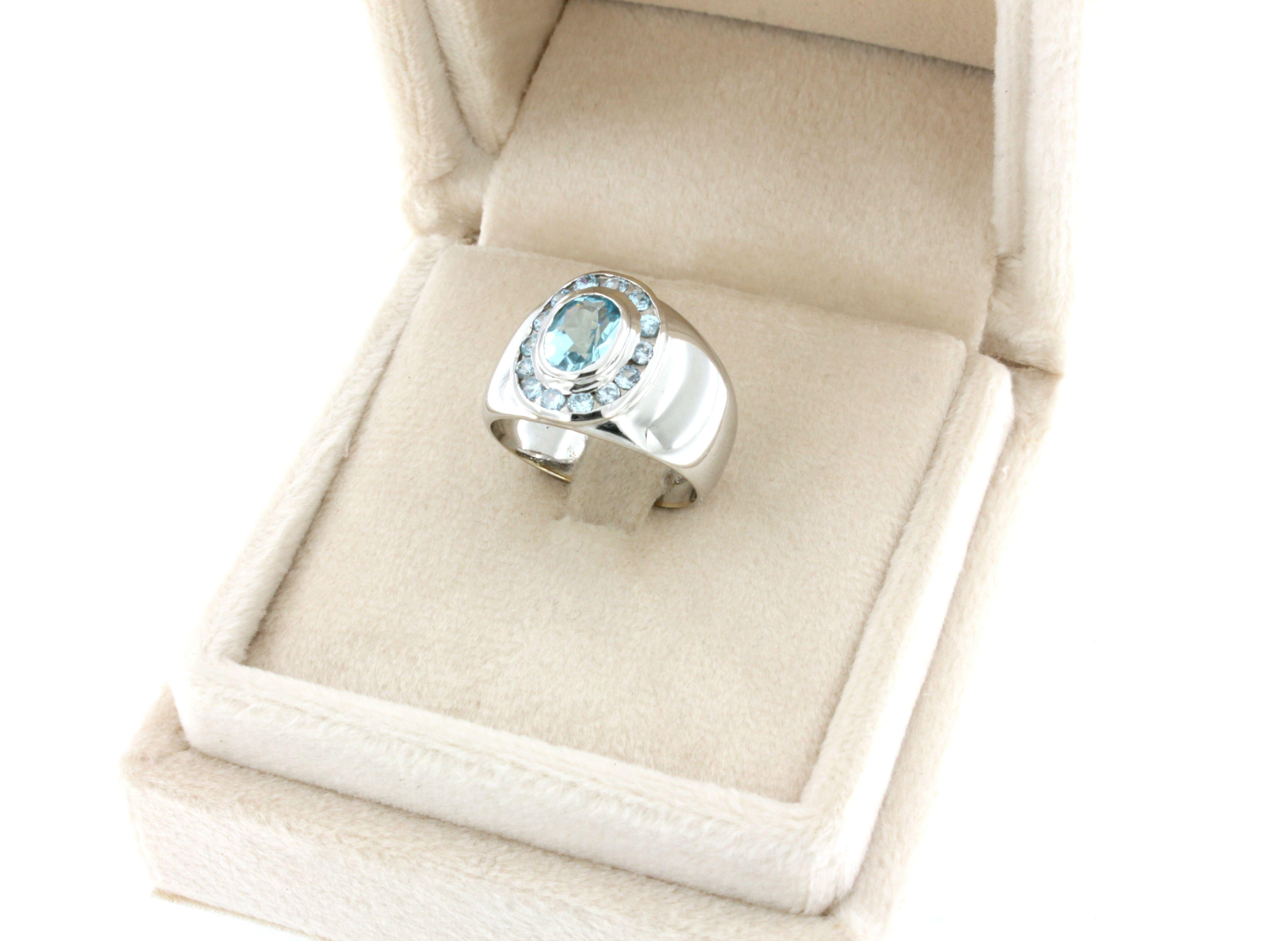 Women's or Men's 18kt Gold with Blue Topaz Ring For Sale