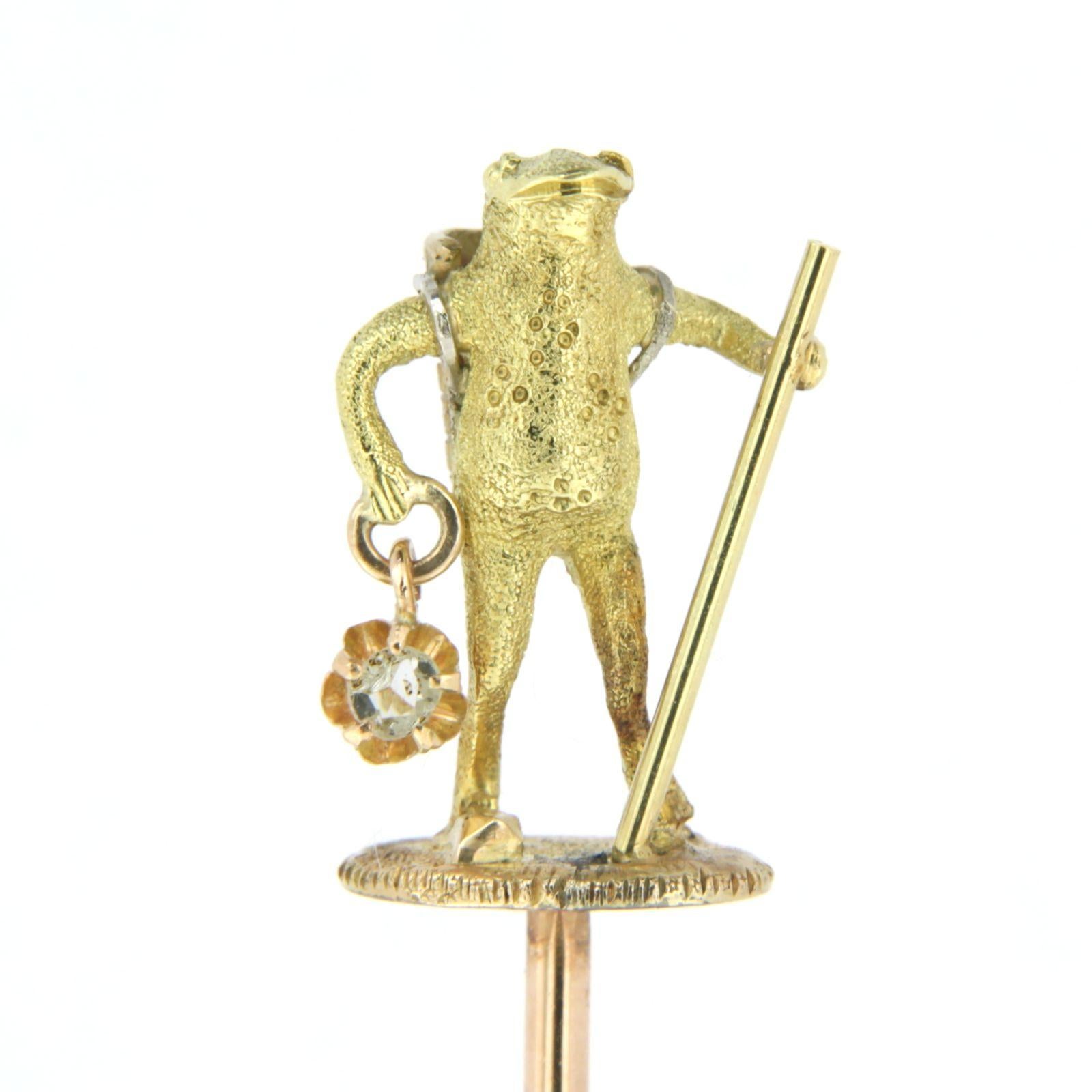 18kt bicolour gold stick pin with a very detailed singing / traveling frog.

Size of the frog : 16 mm high, en 11 mm wide

The stickpin is approx. 8.0 cm long
Total weigth 3.9 gram