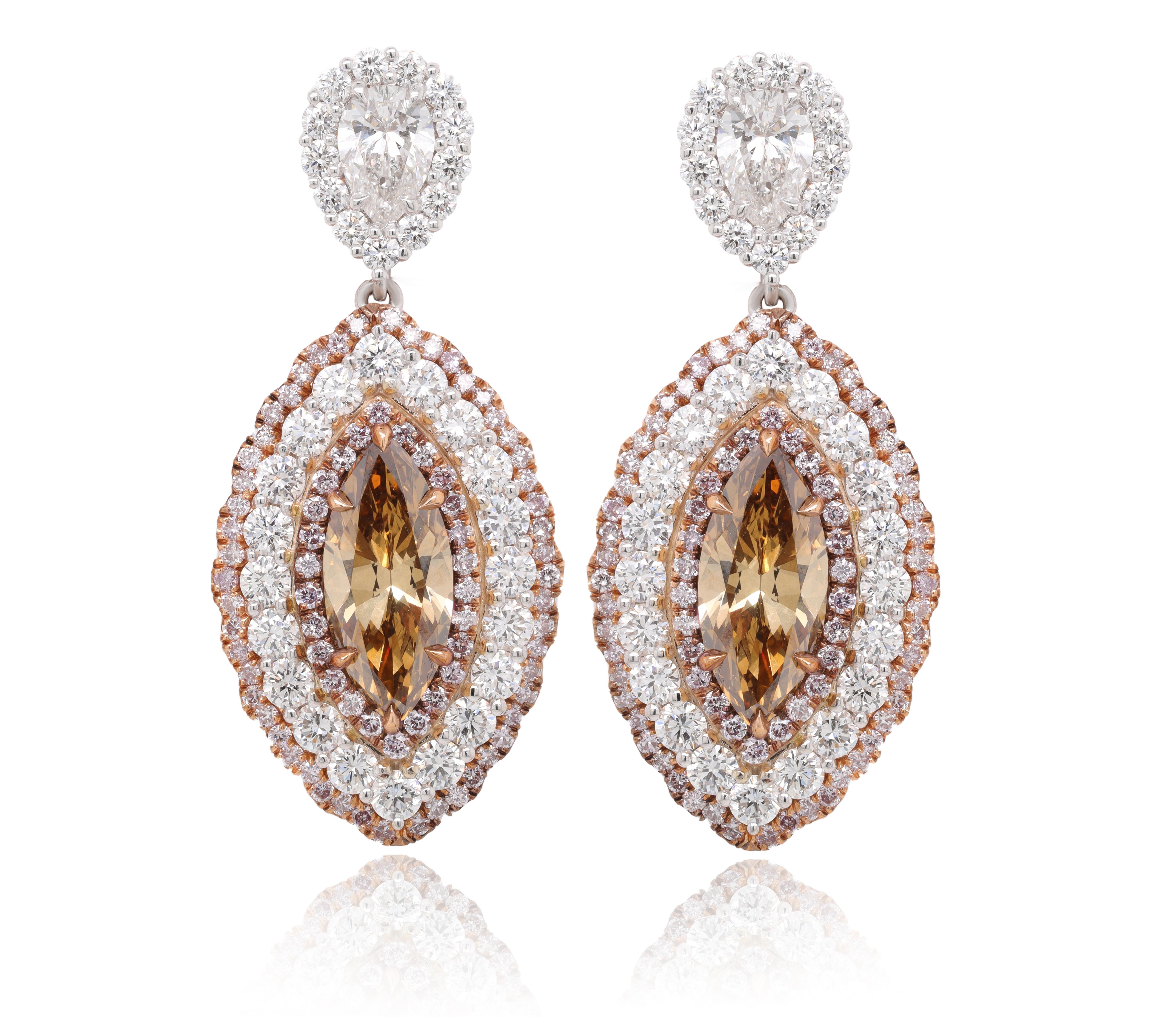 Pendientes artesanales de 18 quilates con centro de coñac  marquesa con certificado GIA   Formas de pera de 3,97 y 1,00 ct certificadas por el GIA y 3,66 ct de halo de diamantes rosa y blanco pavé 

