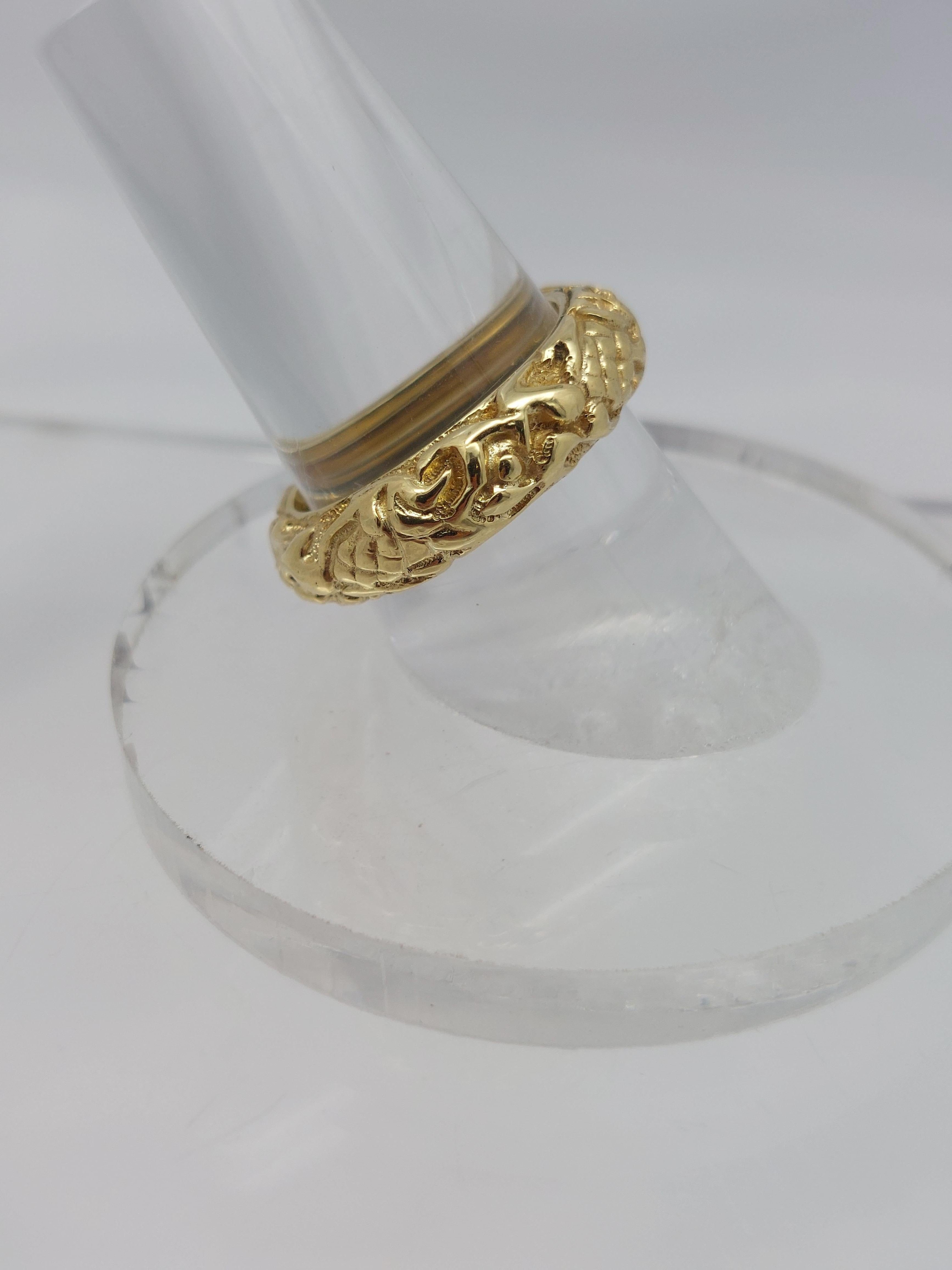 Bellissima e dettagliata fascia in oro giallo massiccio 18 KT...............

Misure della banda arrotondata  6.00 m.m. di larghezza.

Dimensione dell'anello  6 3/4 (Can non può essere dimensionato)

Timbro all'interno della fascia 