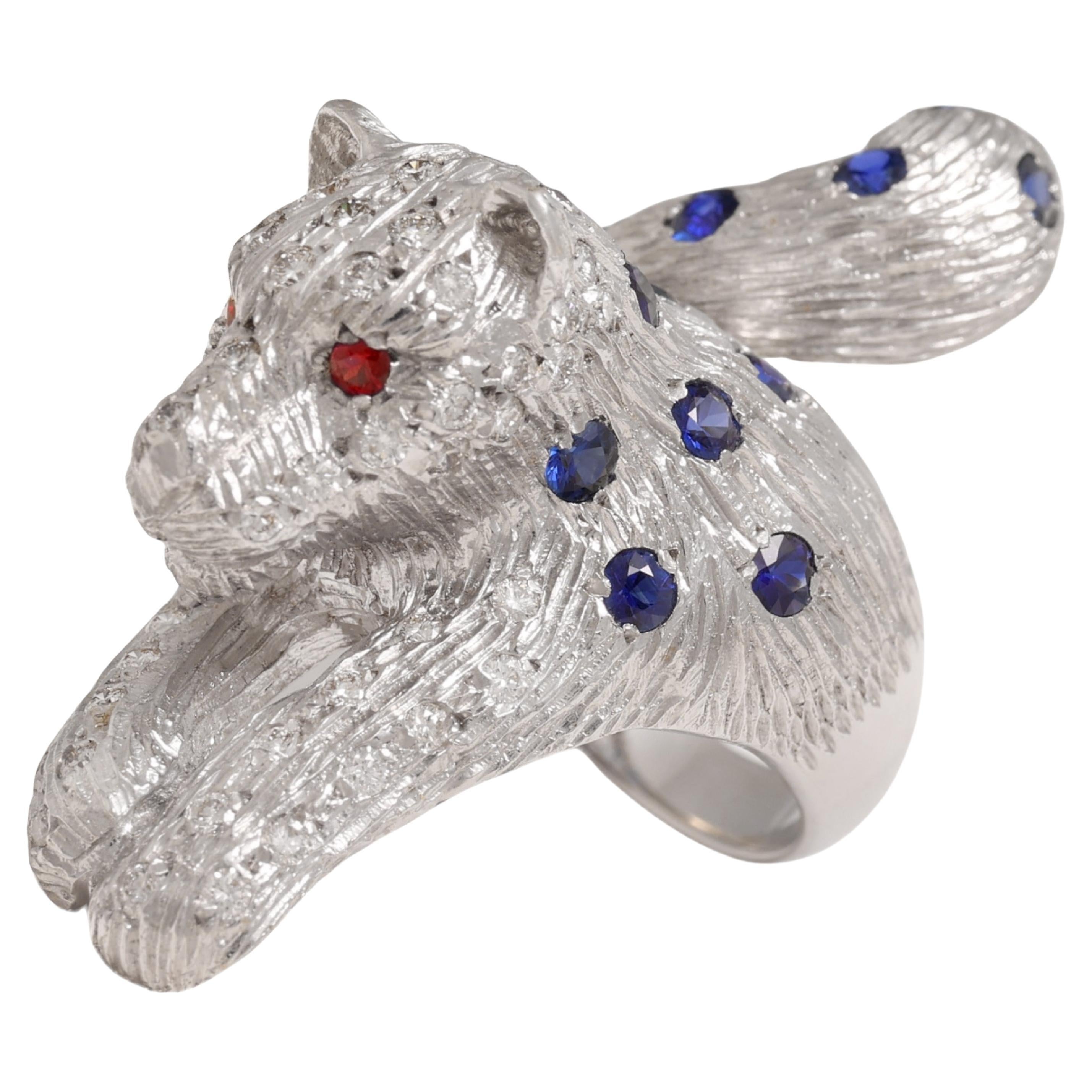18kt Maramenos Pateras Panther / Tiger Ring mit Diamanten und Saphiren

Erstaunlicher Ring aus massivem 18-karätigem Weißgold.
Ein echter Blickfang, der sich sehr gut zu allem tragen lässt.

Größe : EU 58 / US 8 1/2 Die Größe kann kostenlos