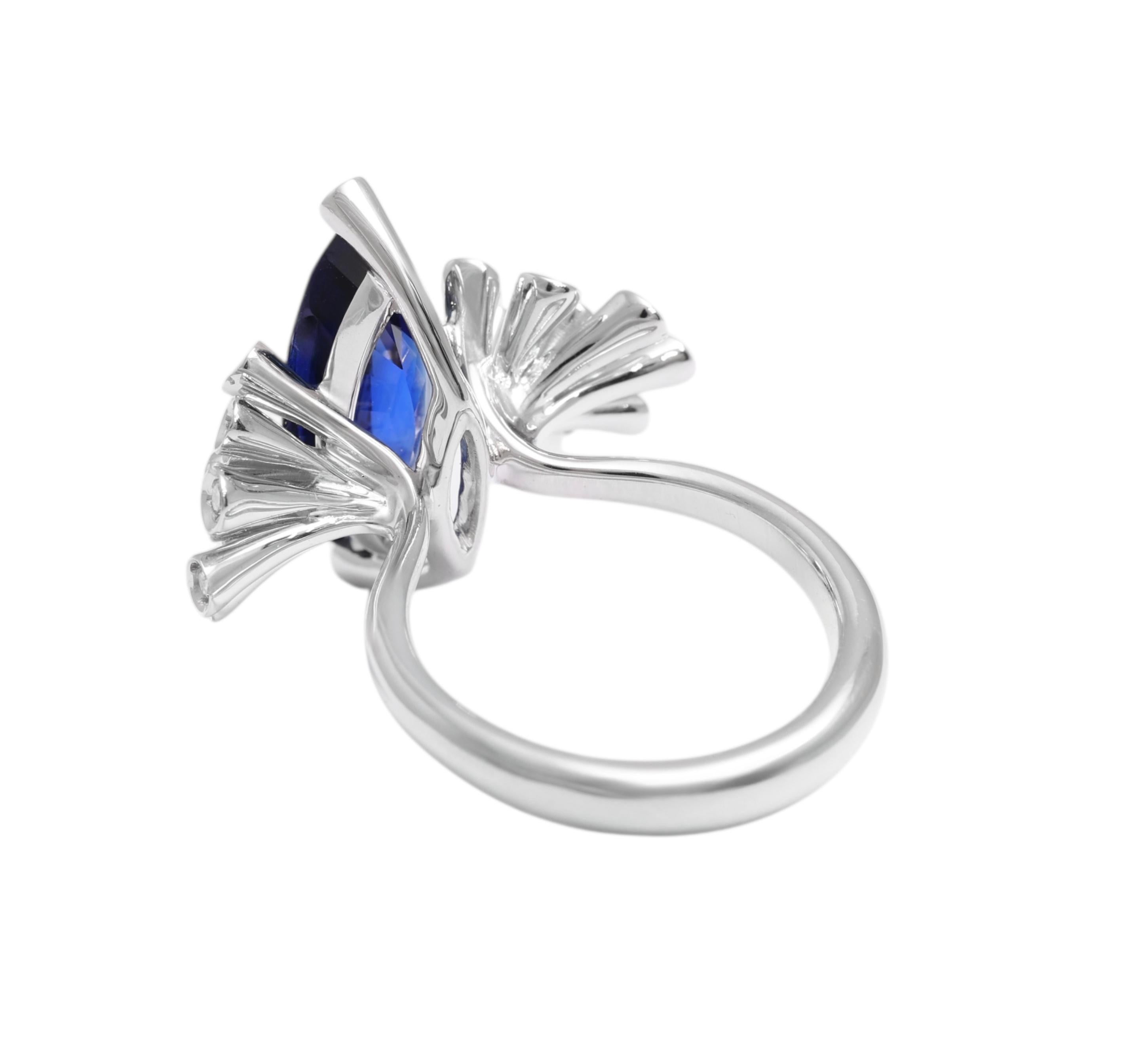 18kt Maria Gaspari Marquise Intense Blue Sapphire and Diamond Engagement Ring In Excellent Condition For Sale In Antwerp, BE