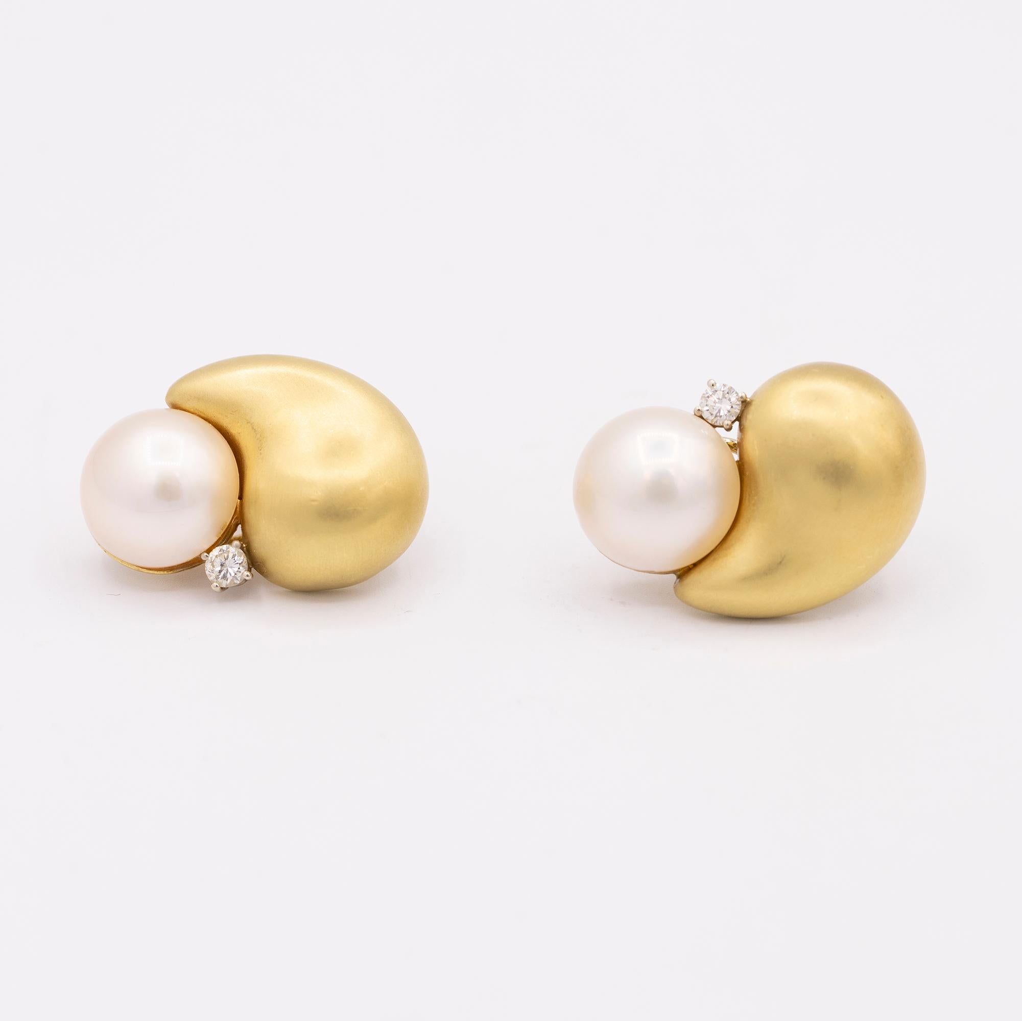 Vintage 18k yellow gold Marlene Stowe mabe pearl and diamond clip post earrings.
The satin finish gold is kidney shaped with a round mabe pearl and a round brilliant cut diamonds.

