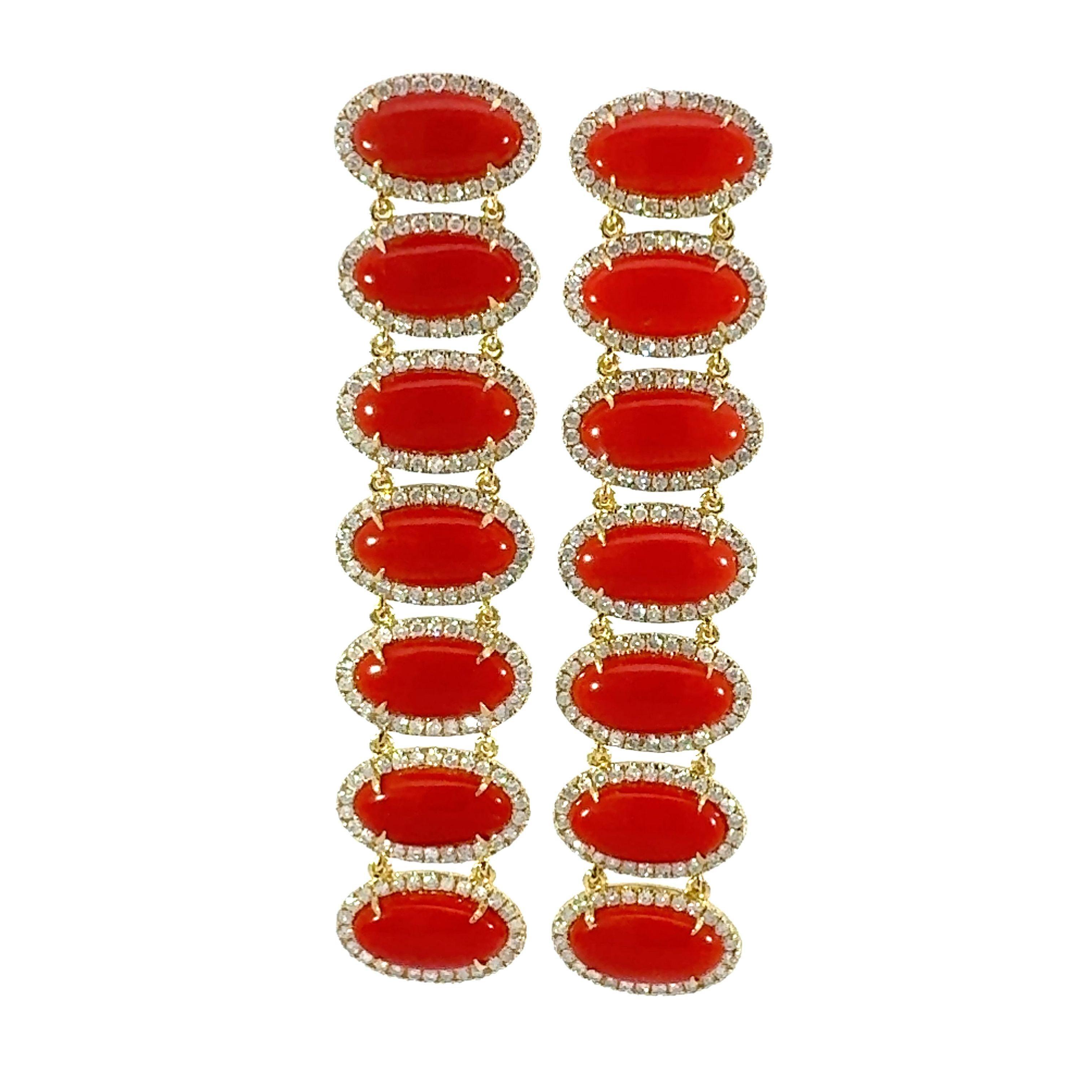 Un eccezionale paio di orecchini in oro giallo da 18 carati con diamanti naturali da 3,18 carati e  Corallo da 22,09 carati.
Gli orecchini hanno uno stile straordinario e sembrano un pezzo unico. Splendidamente circondati da diamanti, i coralli di