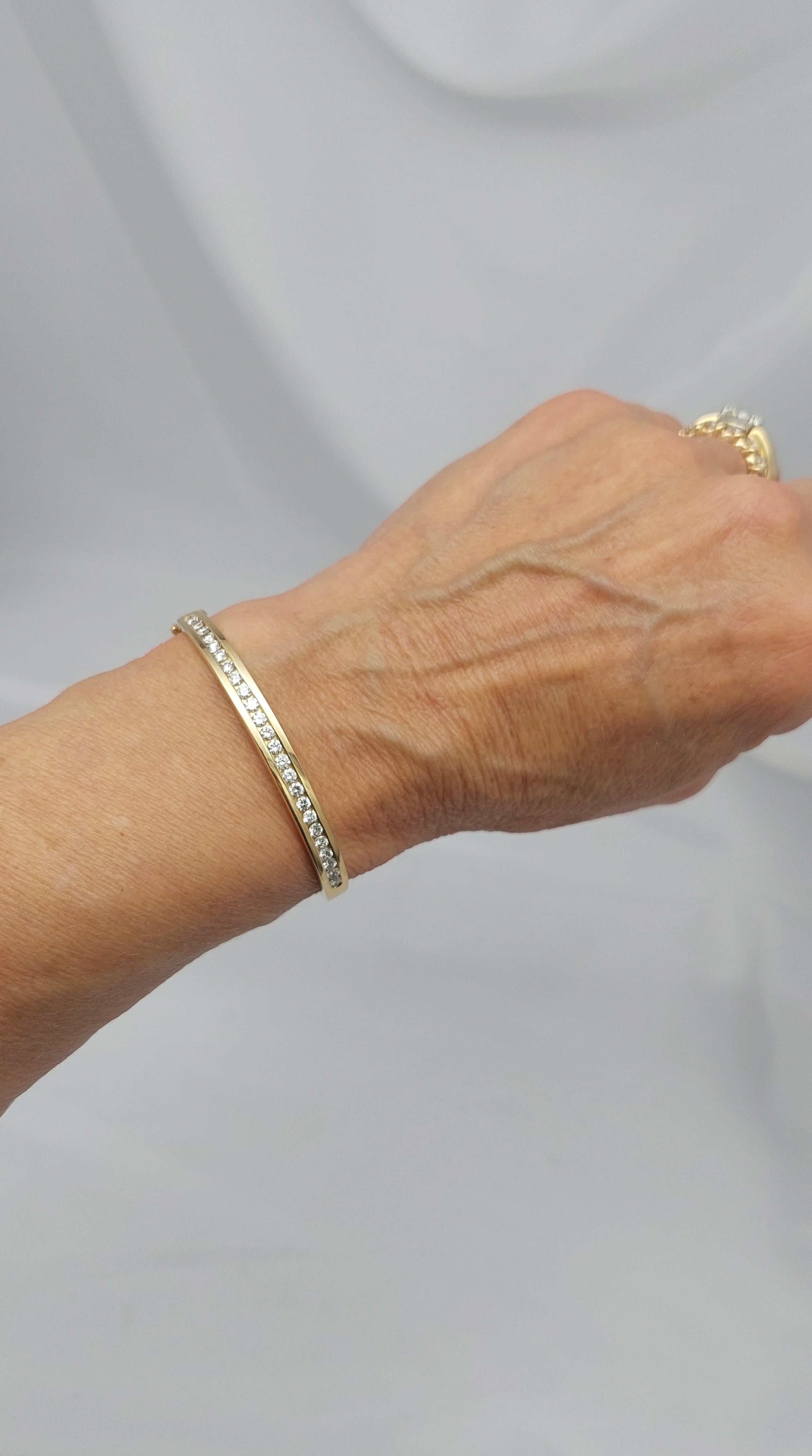 18KT Natürlicher Diamant Armreif (Moderne) im Angebot