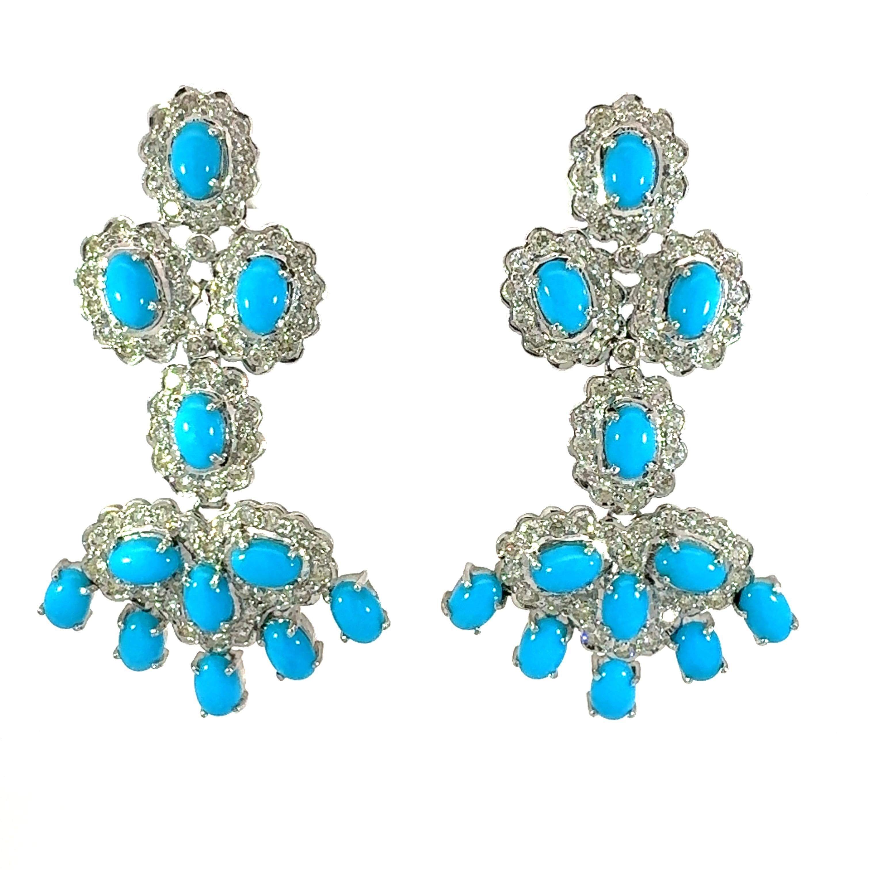 Uno splendido set di orecchini in oro bianco 18Kt con un diamante naturale da 3,75 carati e una pietra di turchese da 10,24 carati. I diamanti che circondano il turchese conferiscono agli orecchini un aspetto eccezionale.   
