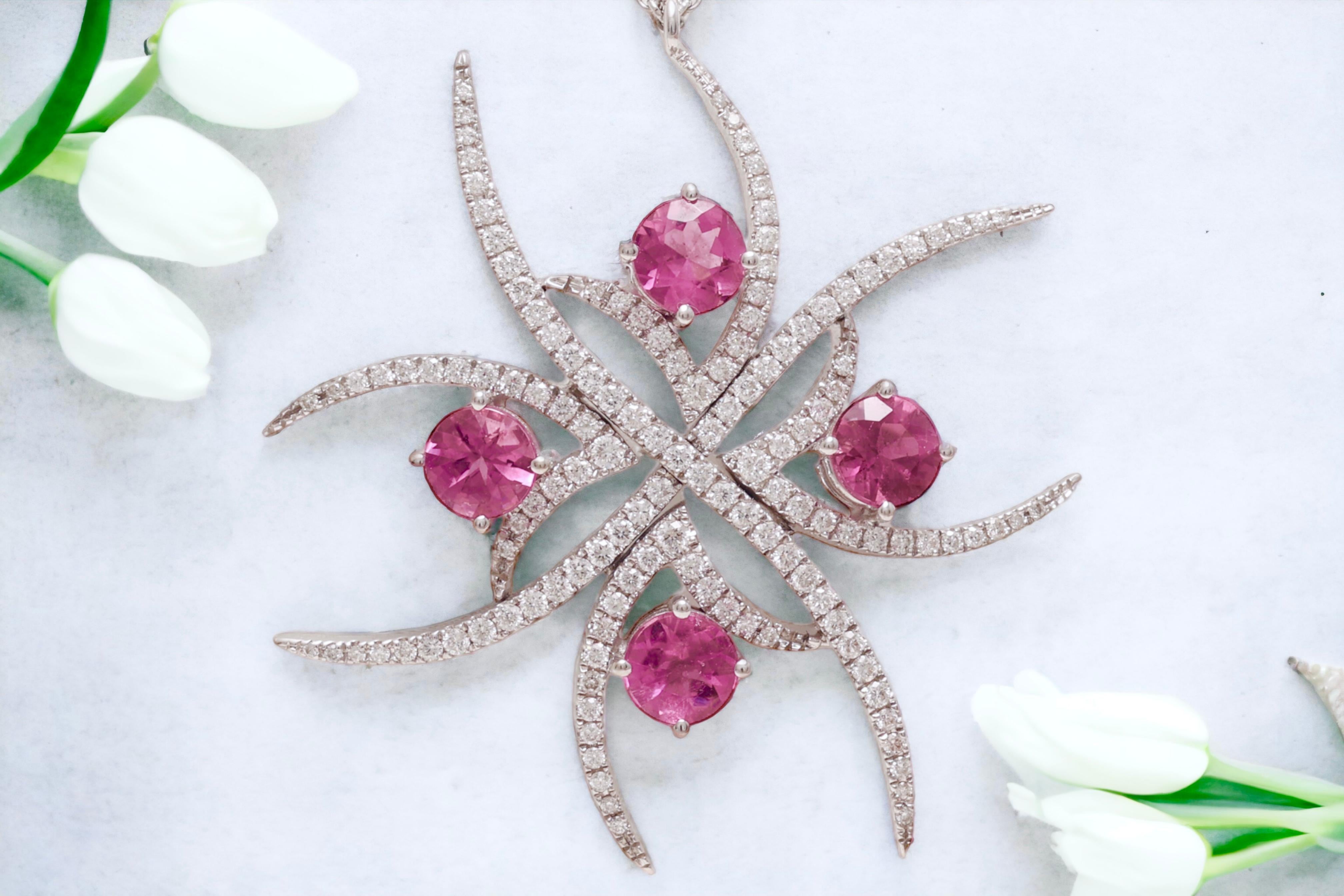 Collana 18kt con gemme di ametista rosa da 2 carati circondate da 1,02 carati. Diamanti in vendita 3