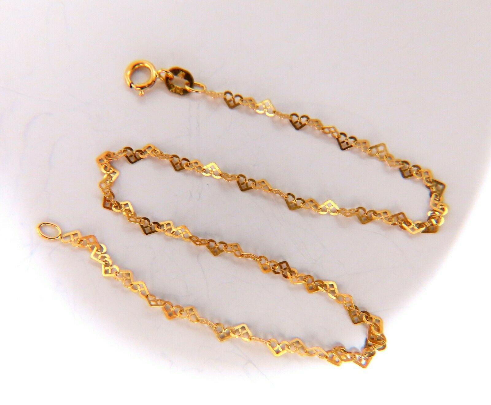 Open hearts link bracelet

2mm wide bracelet.

18 karat yellow gold 1.01 grams

Chain measure 9 inch

Secure lock